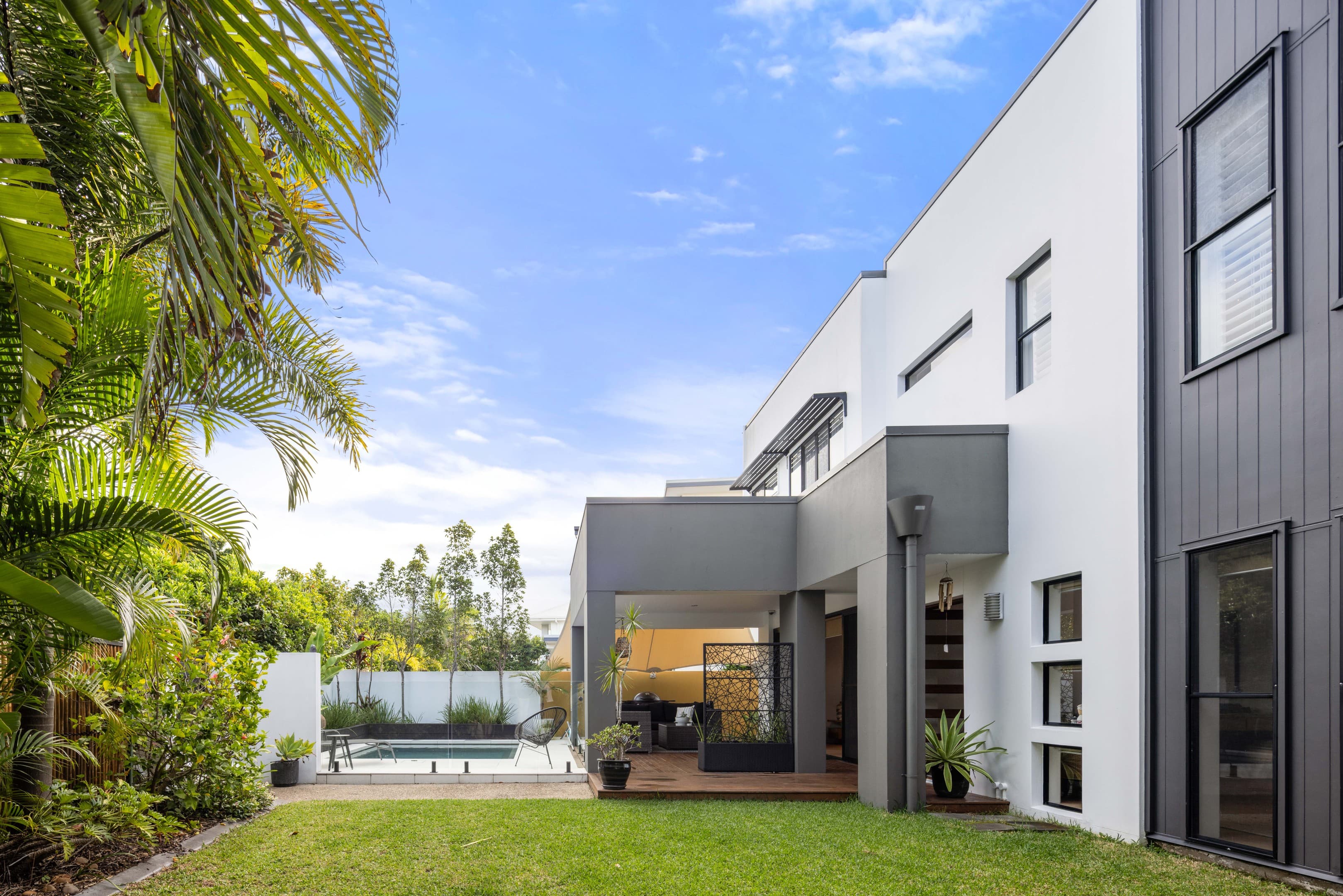 11 Onshore Place, Helensvale — photo 1 of 5