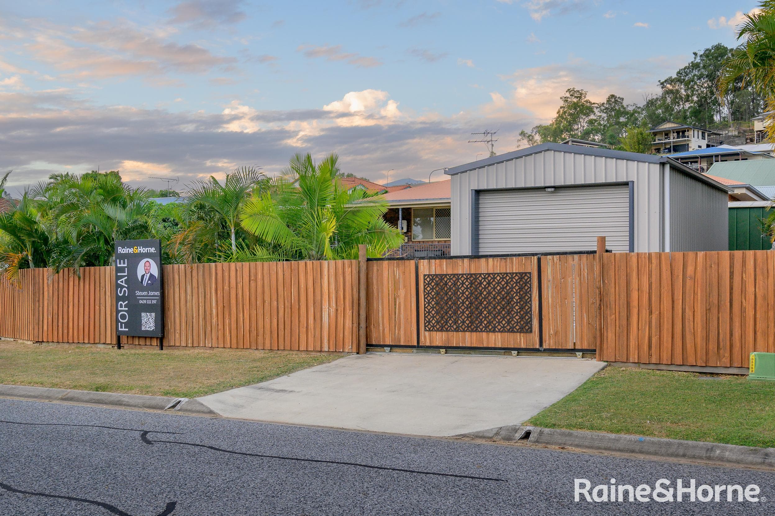 2 Maraboon Court, Clinton — photo 1 of 5