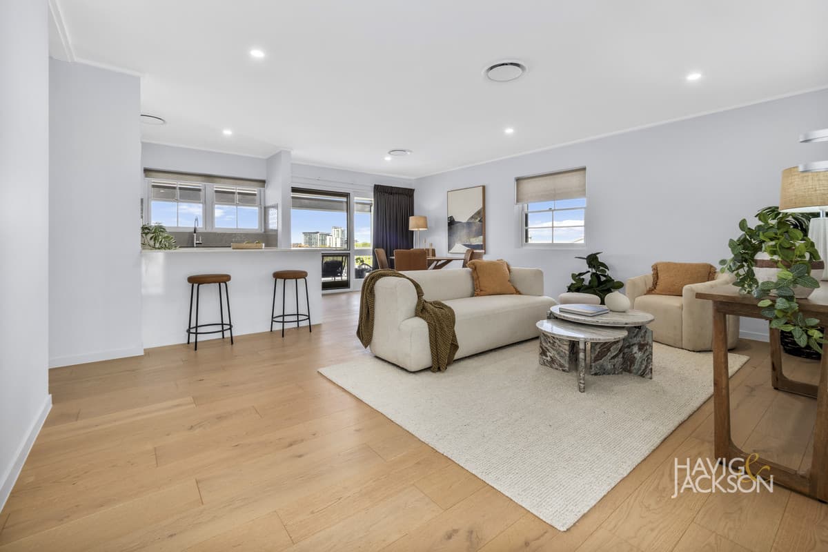 8/15 Killara Avenue, Hamilton - Image 1