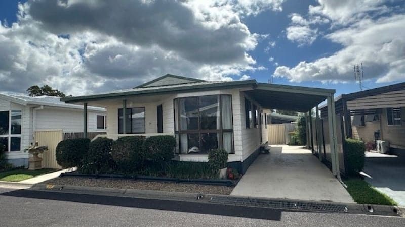 016/22 Hansford Road, Coombabah — photo 1 of 5