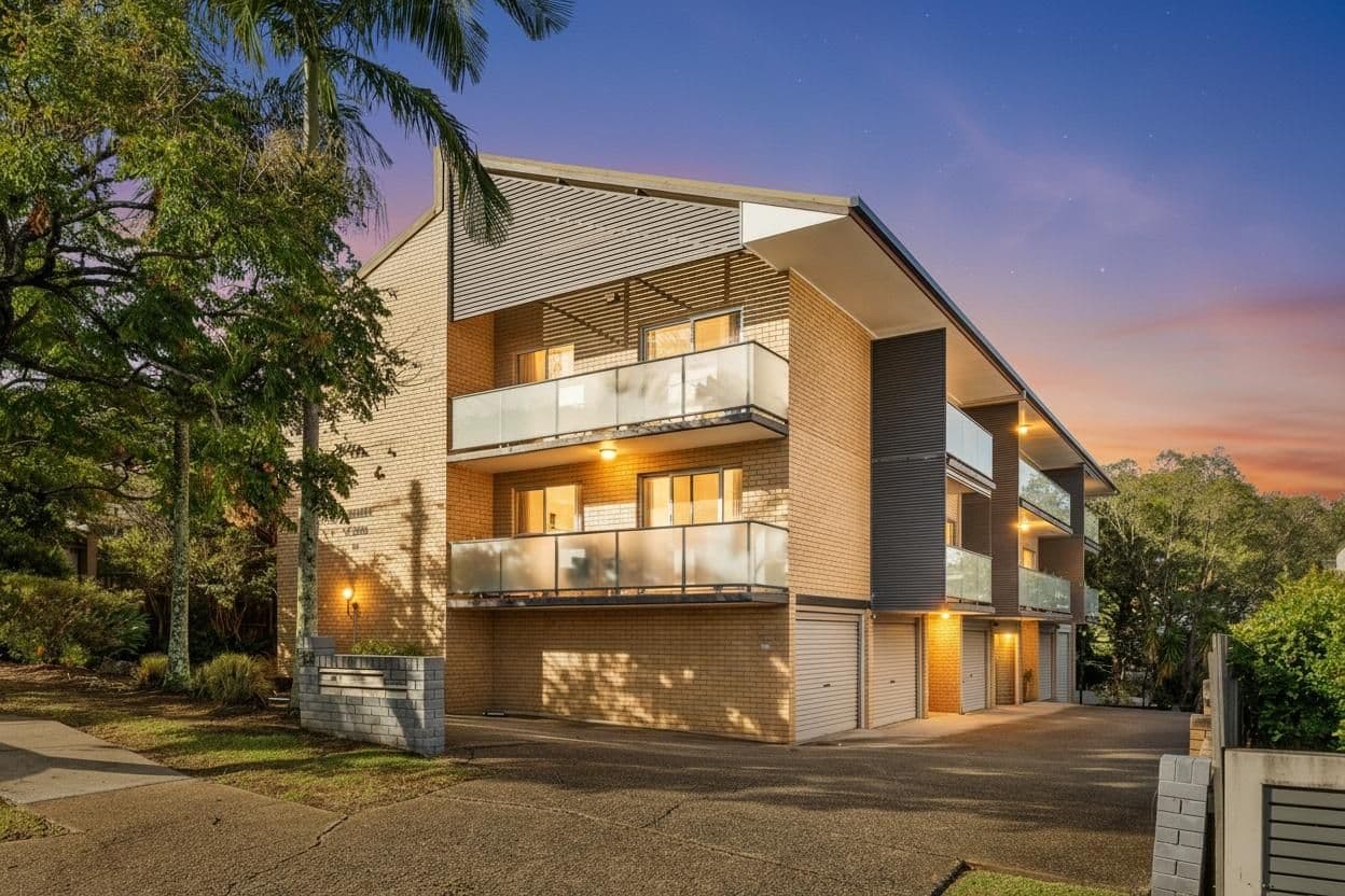 2/32 Stopford Street, Wooloowin - Image 1