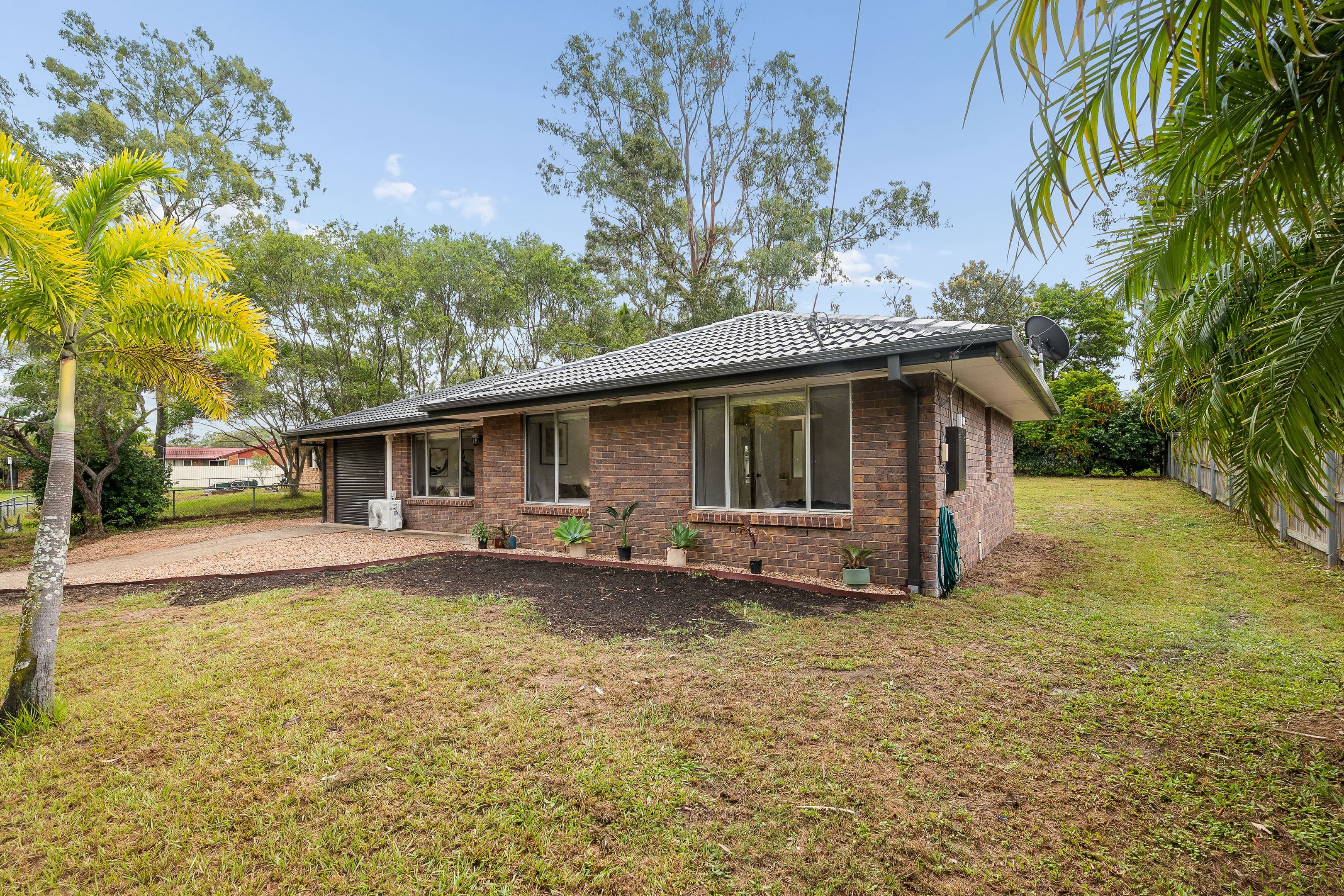 4 Berkley Drive, Browns Plains — photo 1 of 5
