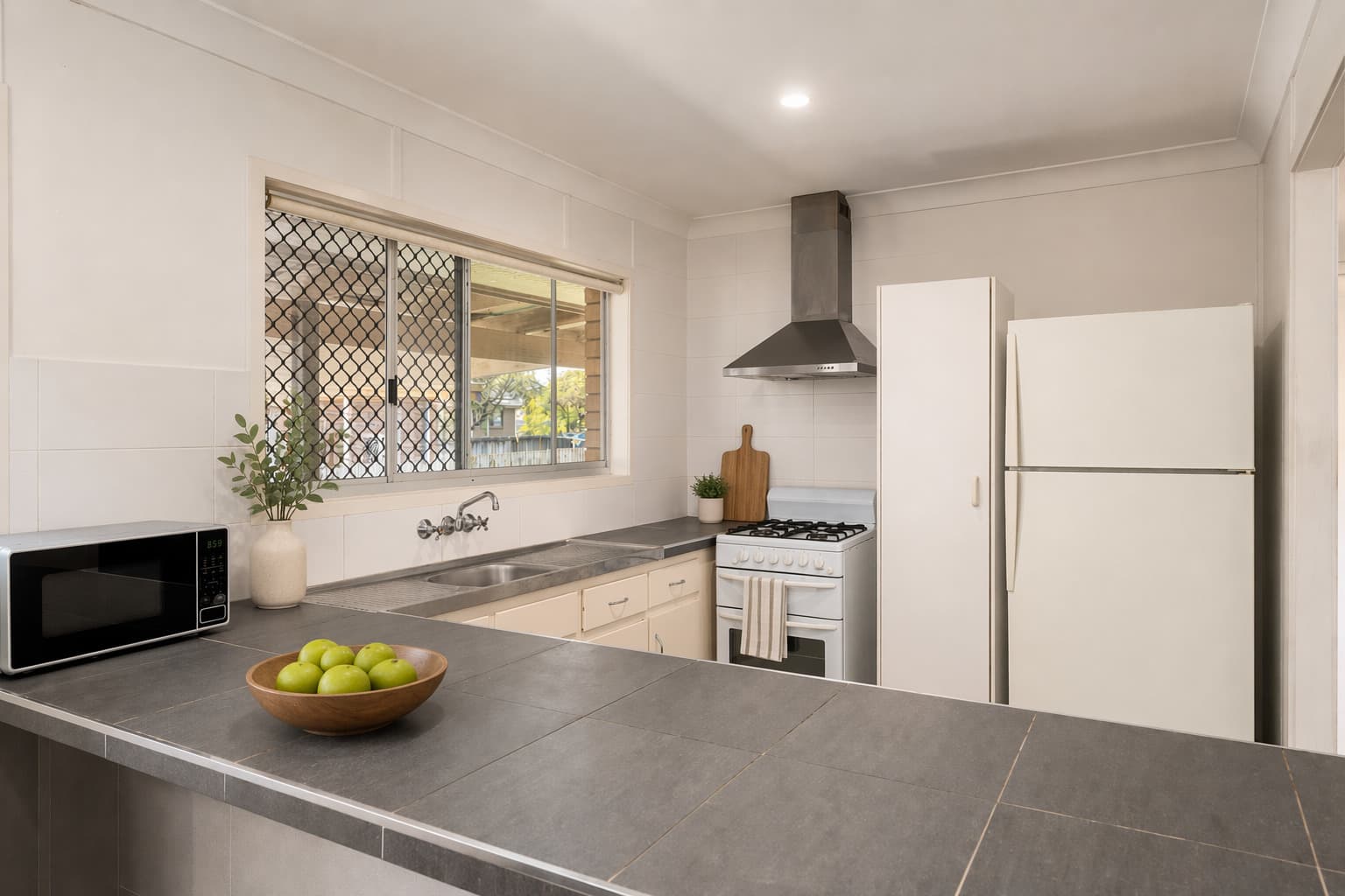 6 Wallace Street, Redcliffe — photo 3 of 5
