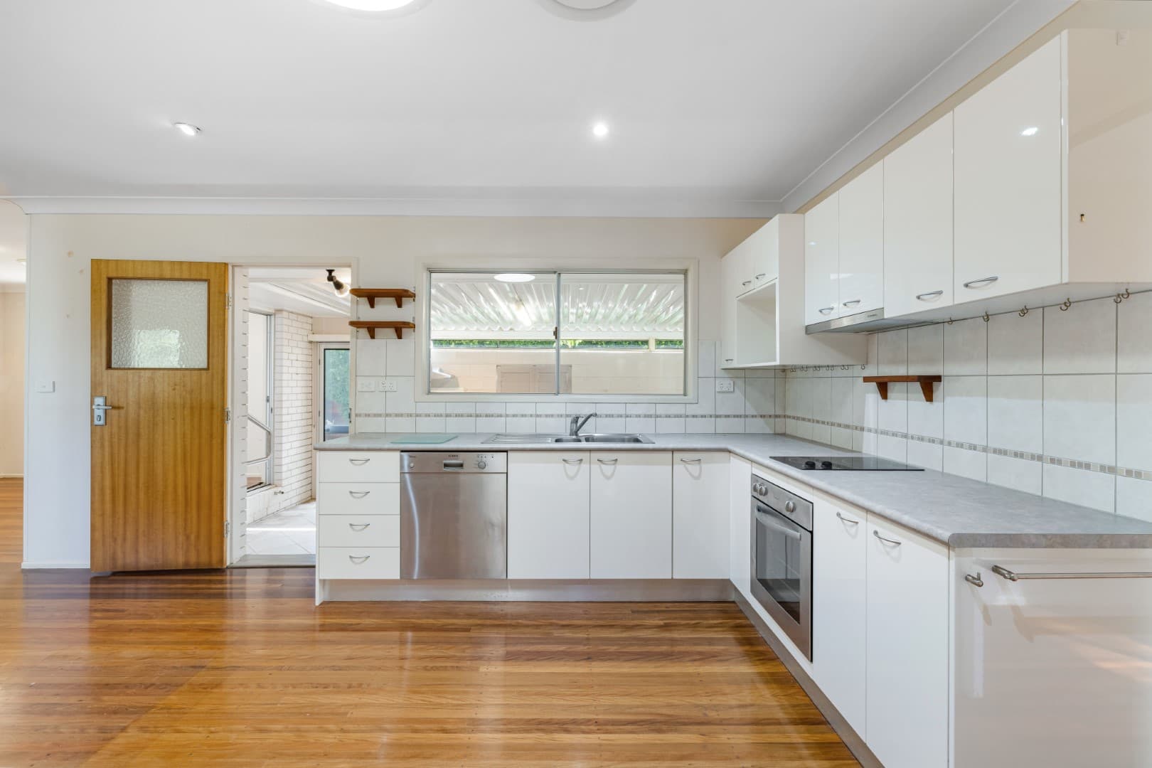 5 Wyreema Terrace, Caloundra — photo 2 of 5