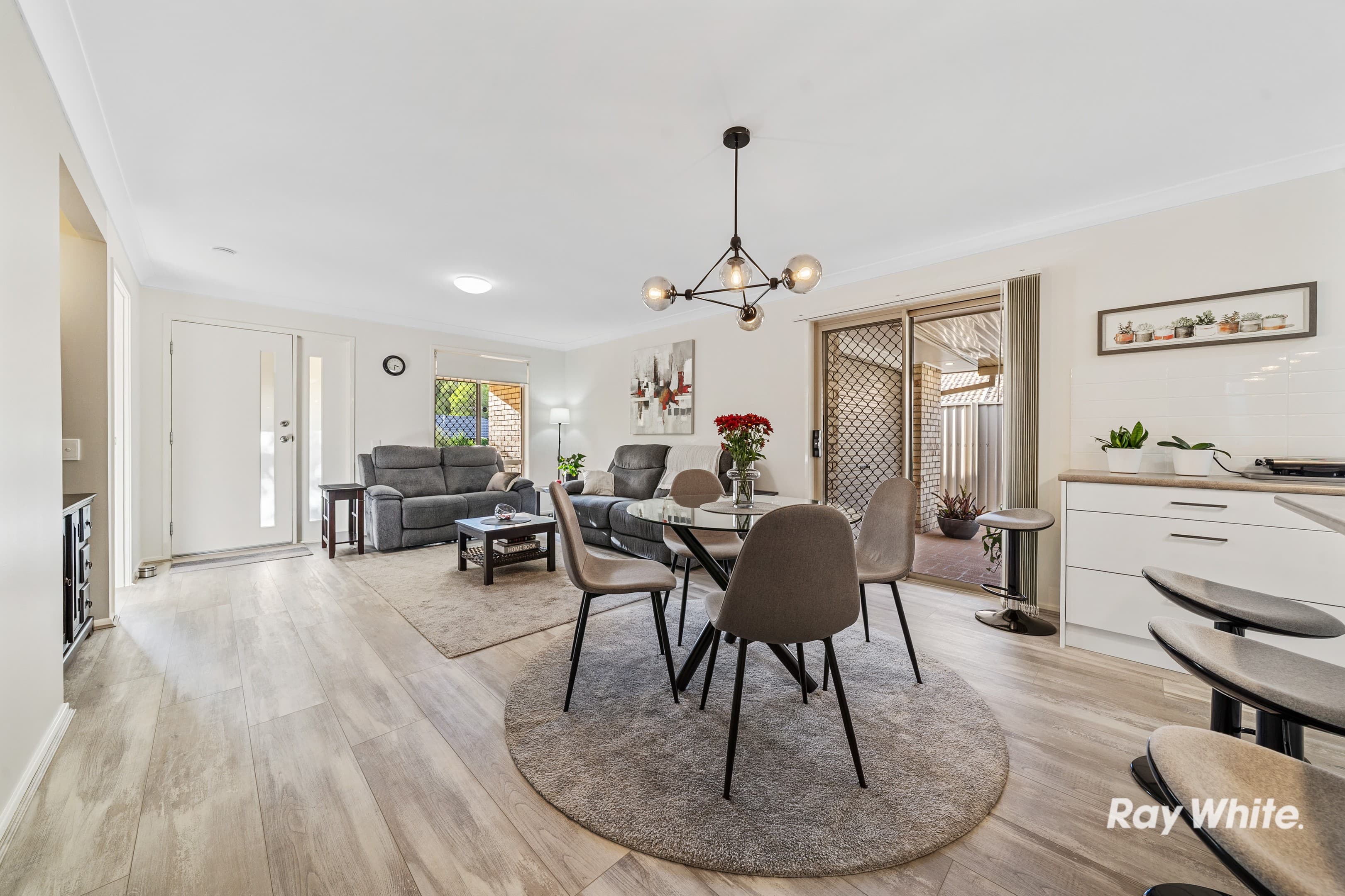 27 Regency Drive, Regents Park — photo 4 of 5