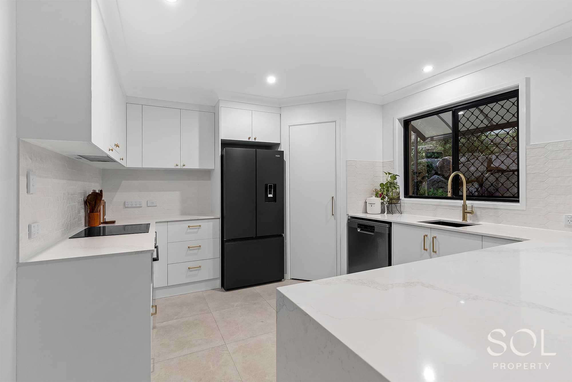 12 Georgette Court, Eatons Hill — photo 4 of 5