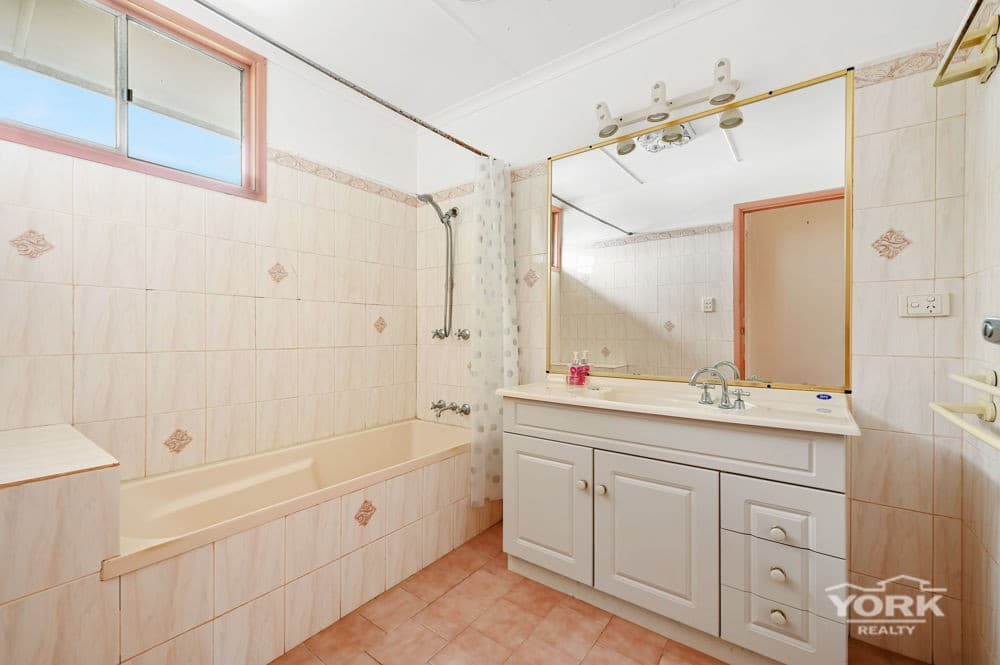 4 Mcintyre Street, Centenary Heights — photo 4 of 10