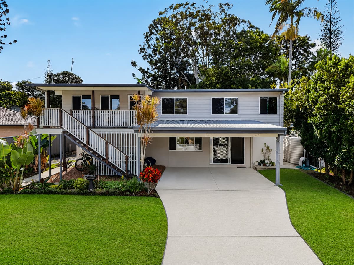 16 Darren Drive, Slacks Creek — photo 1 of 5
