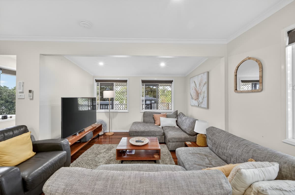 16 Darren Drive, Slacks Creek — photo 4 of 5
