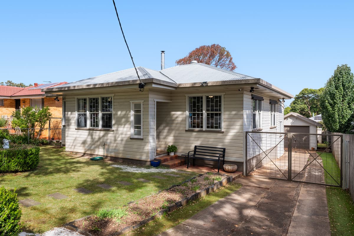 12 Collins Street, Mount Lofty — photo 1 of 14