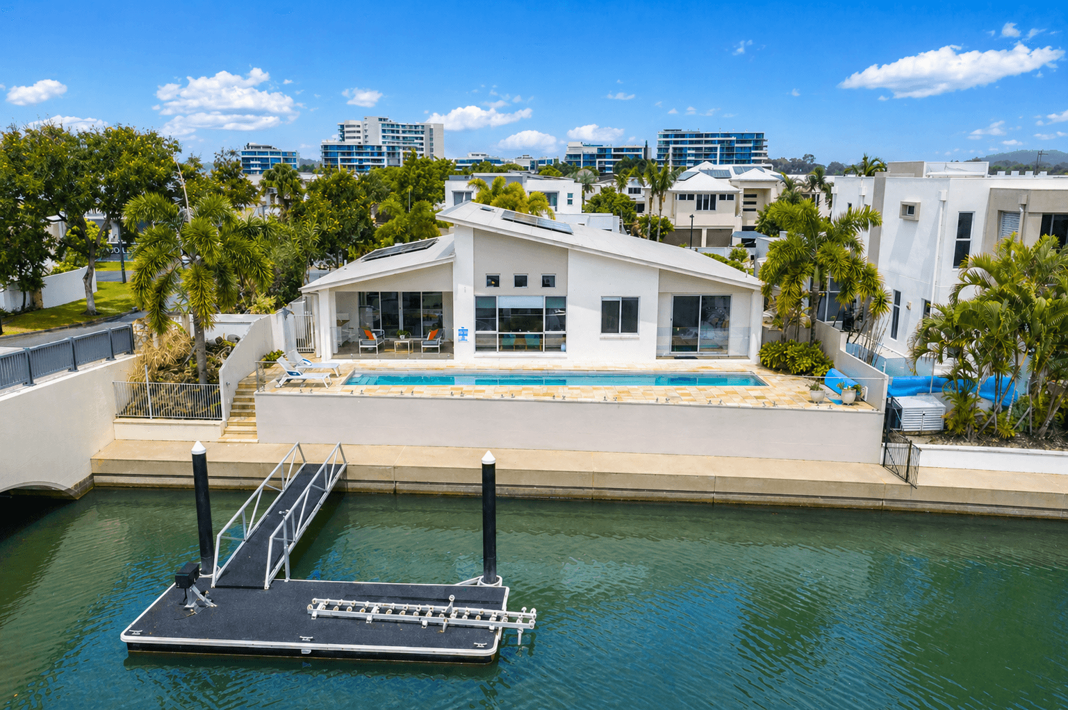 1 North Quay Drive, Biggera Waters — photo 1 of 5