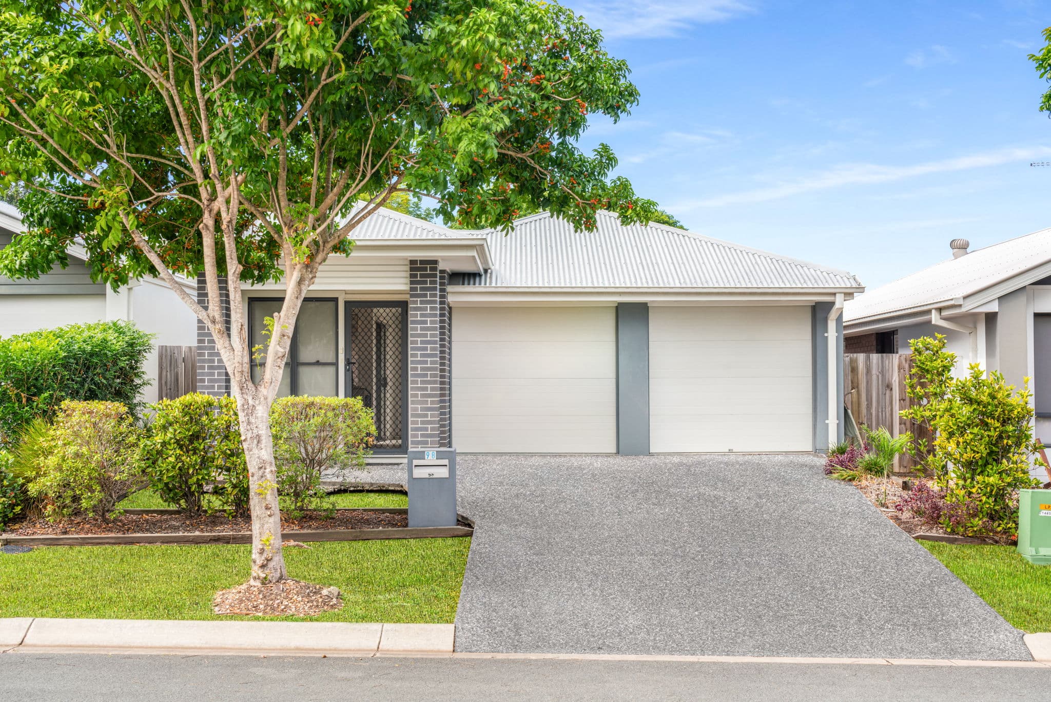 98 Napier Circuit, Silkstone — photo 1 of 5