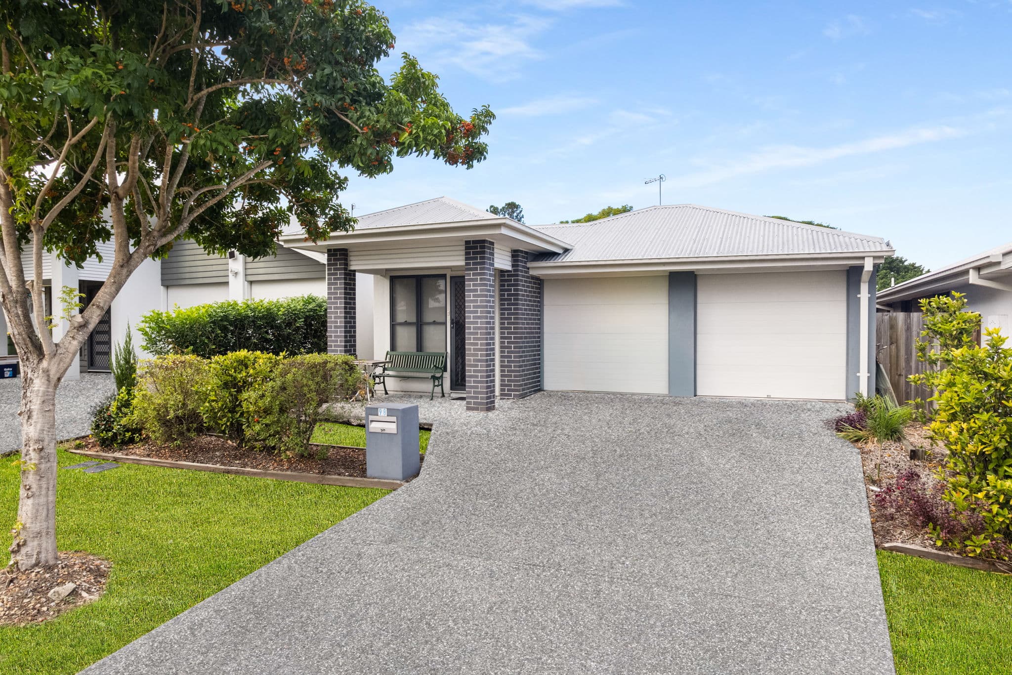 98 Napier Circuit, Silkstone — photo 1 of 5