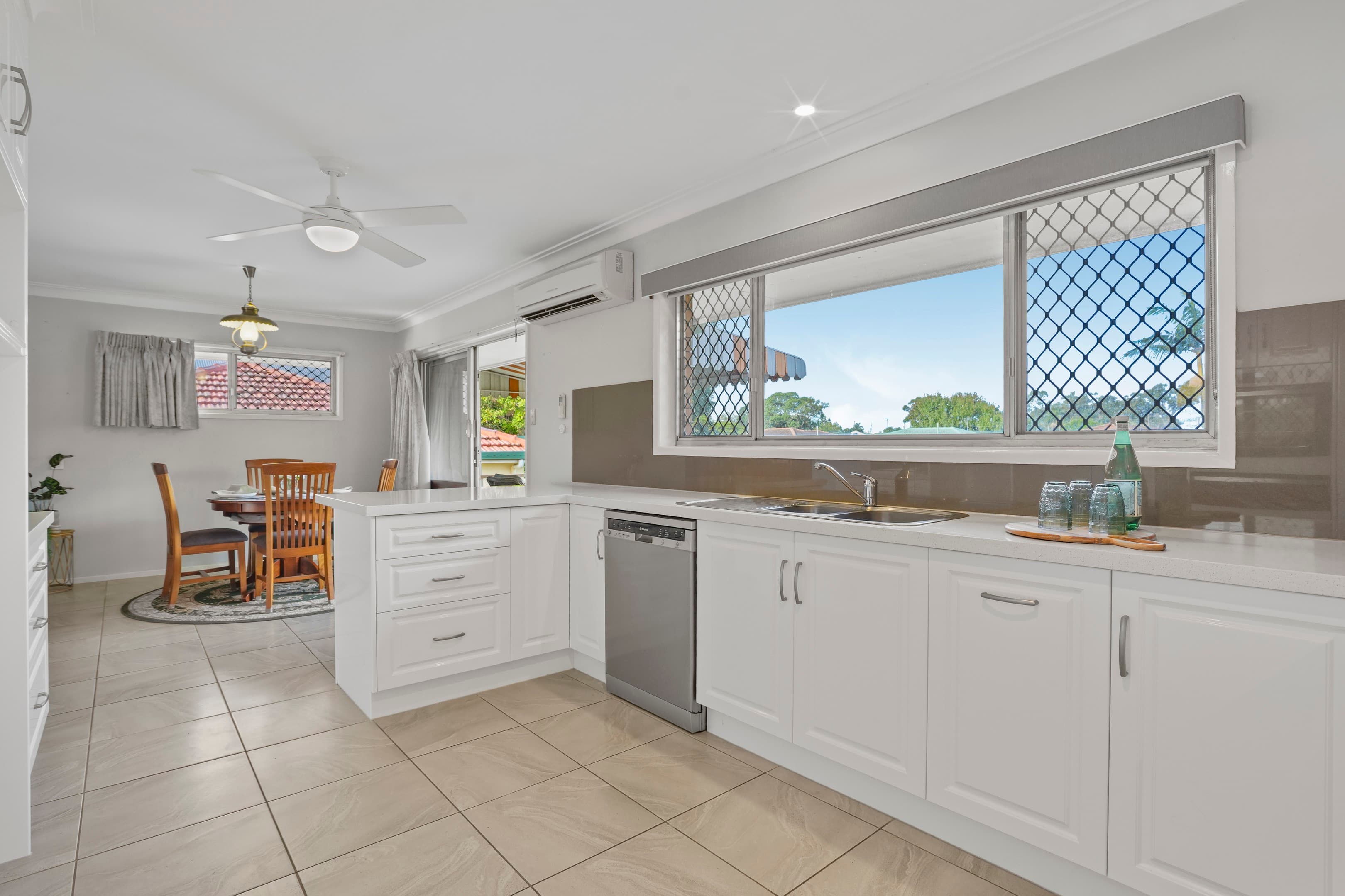 58 Regent Street, Wynnum West — photo 3 of 5