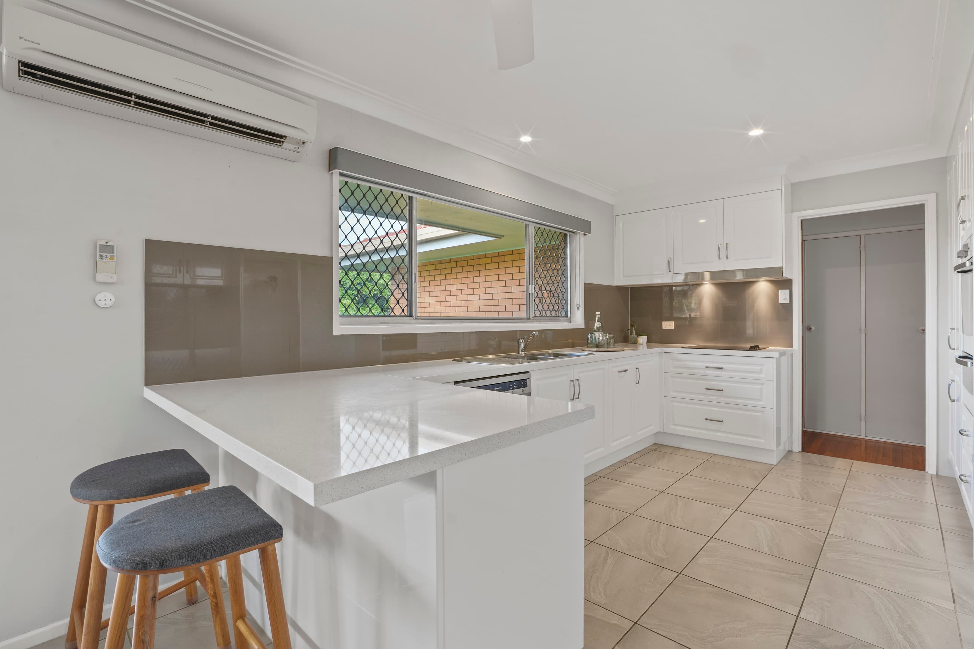 58 Regent Street, Wynnum West — photo 4 of 5