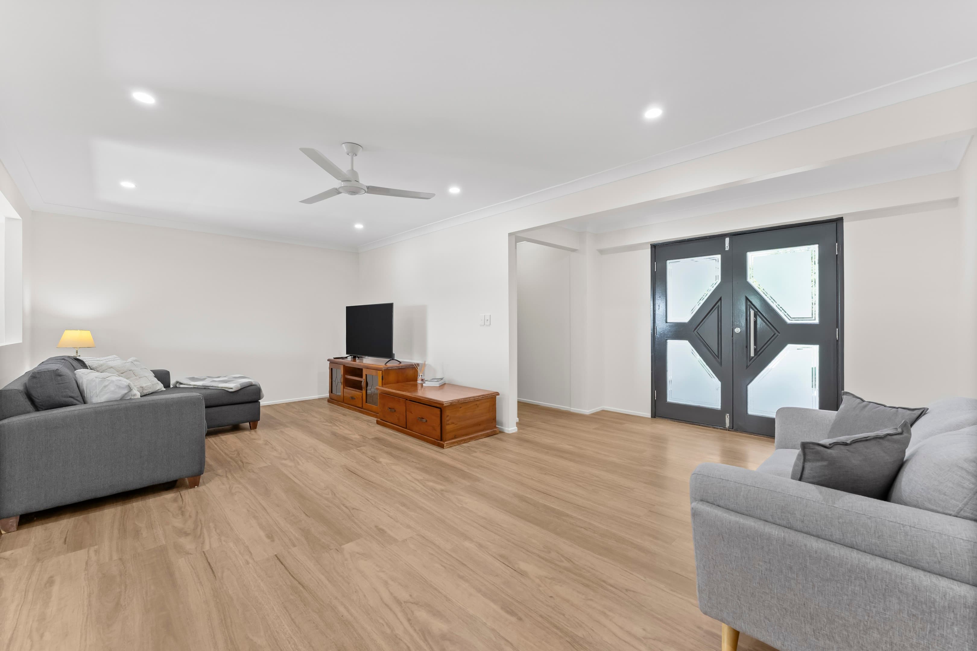 44 Jardine Drive, Springwood — photo 2 of 5