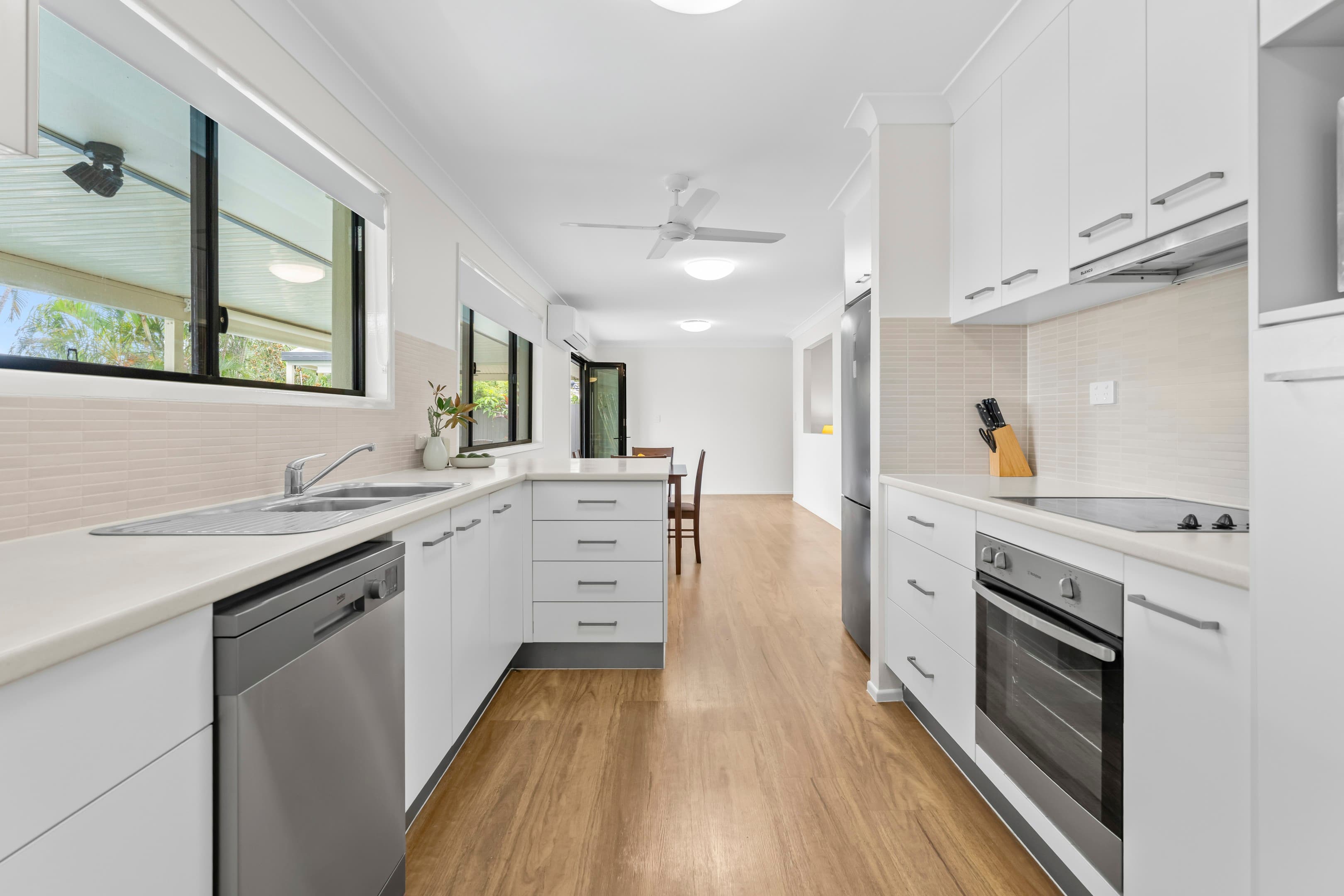 44 Jardine Drive, Springwood — photo 3 of 5