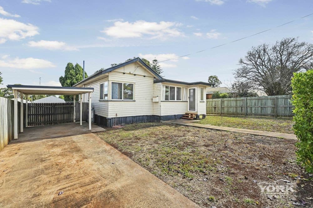 363 Hume Street, South Toowoomba — photo 2 of 5
