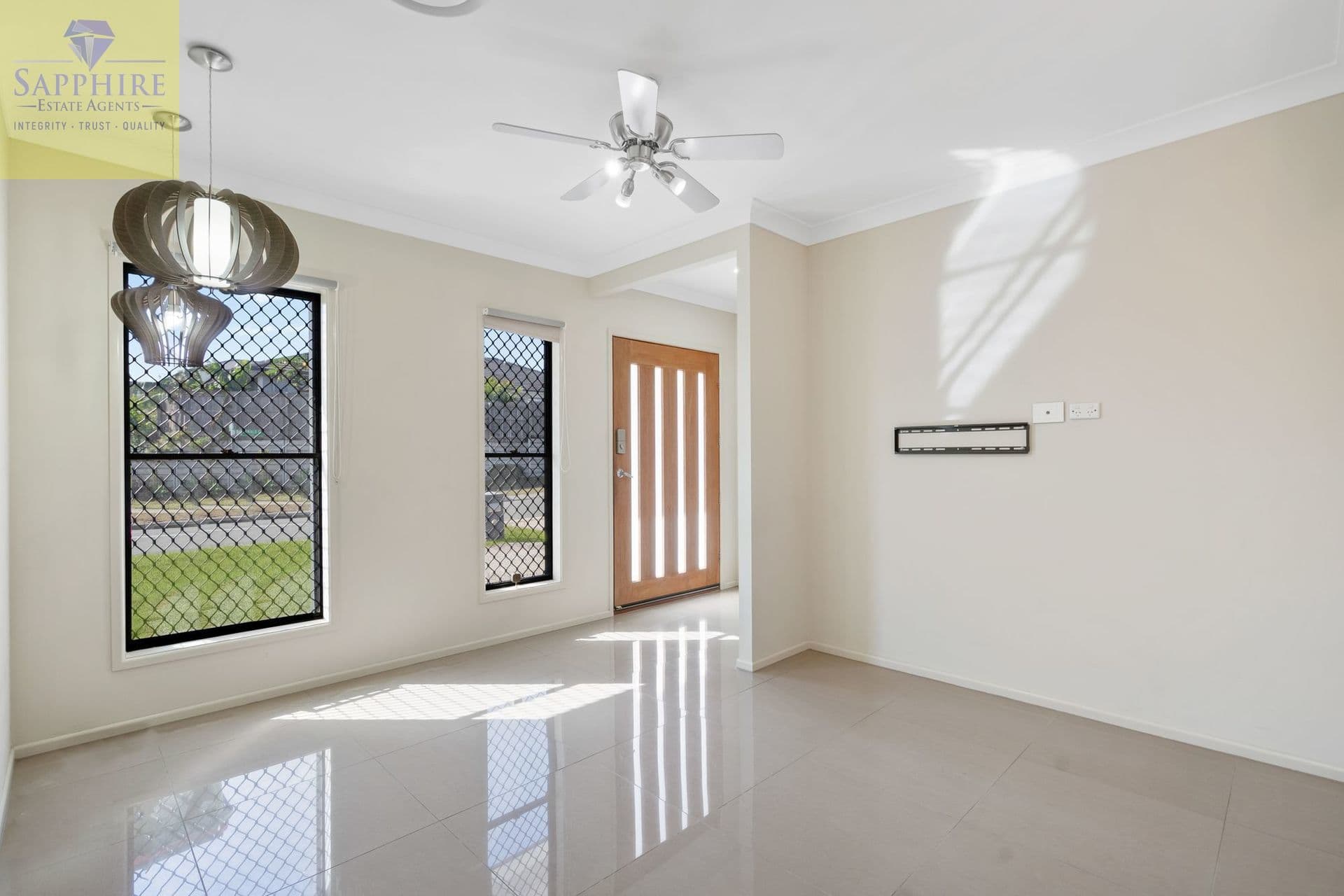 1 Ronald Court, Collingwood Park — photo 2 of 5
