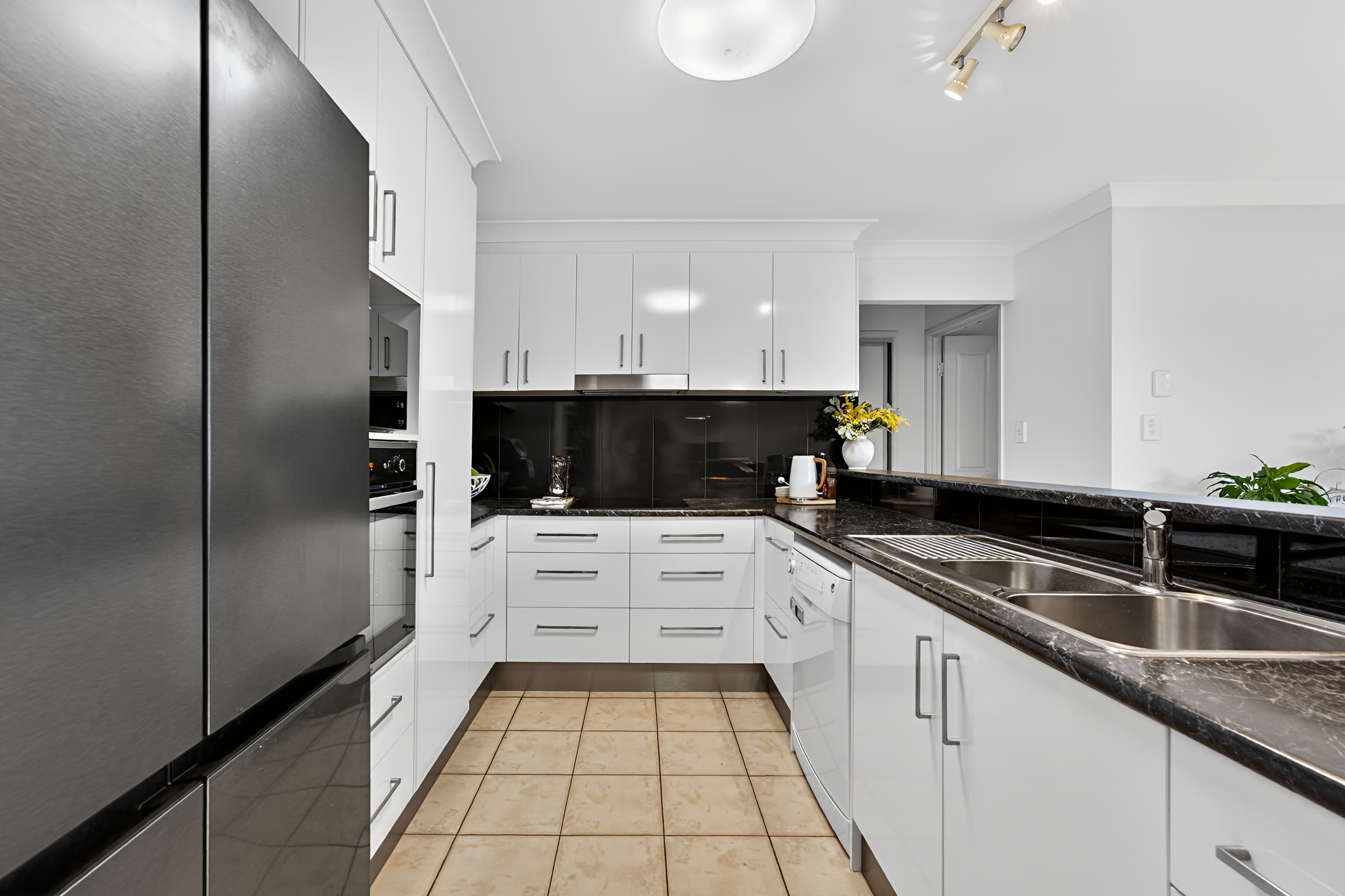 132 Harrier Drive, Burleigh Waters — photo 3 of 5