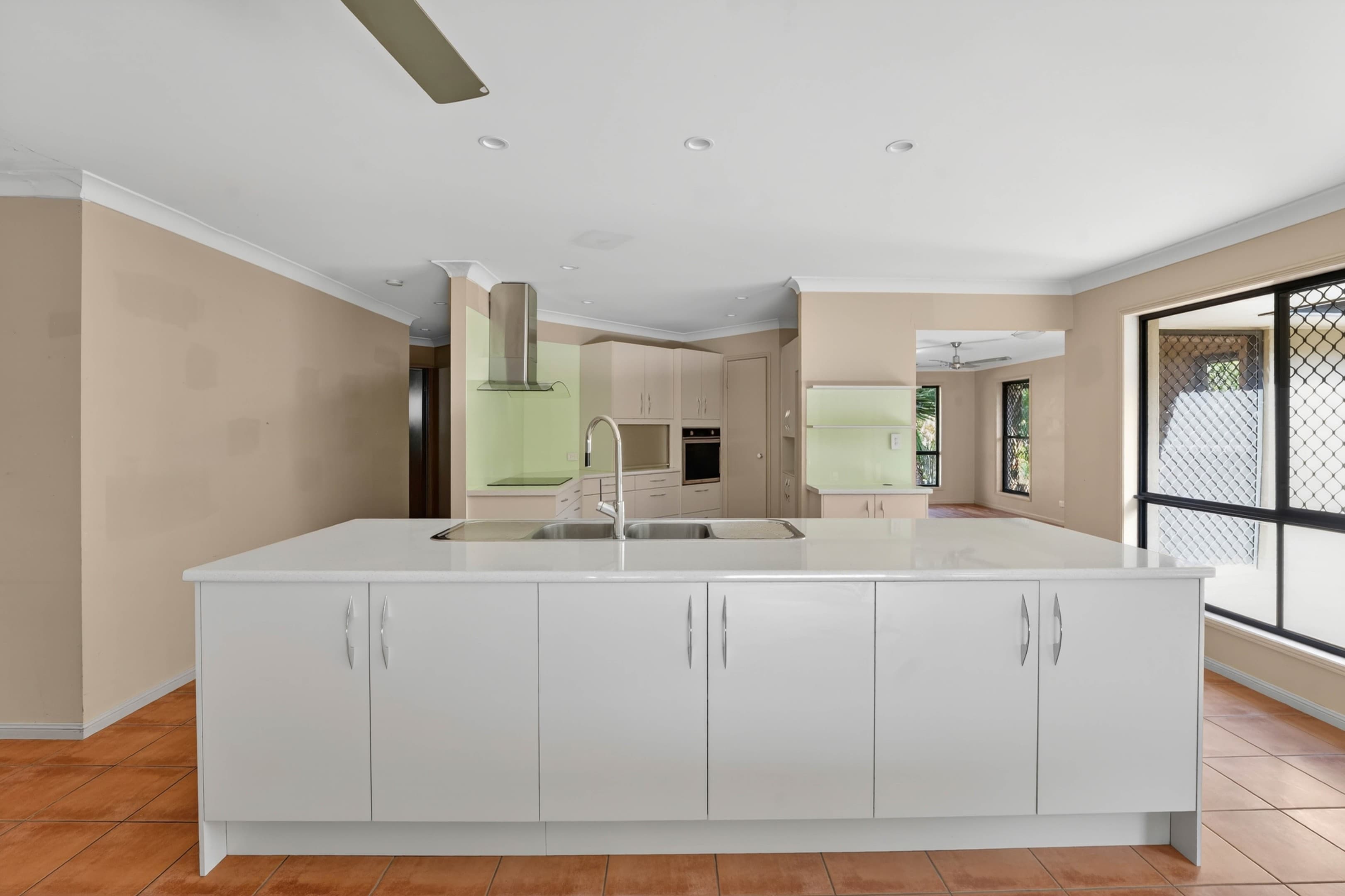 66 Brookeside Crescent, Seventeen Mile Rocks — photo 4 of 5