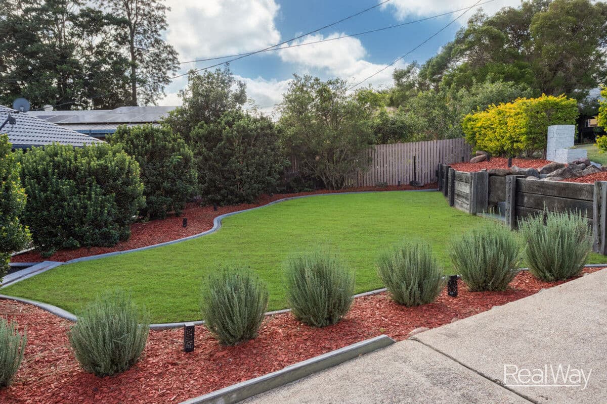 27 Blenheim Crescent, Yamanto — photo 2 of 5