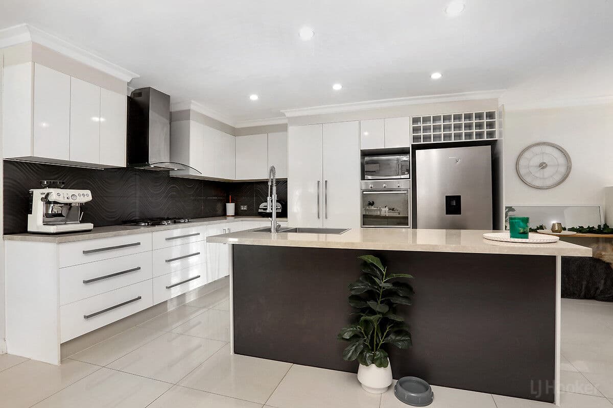 46 Sidney Nolan Drive, Coombabah — photo 2 of 5