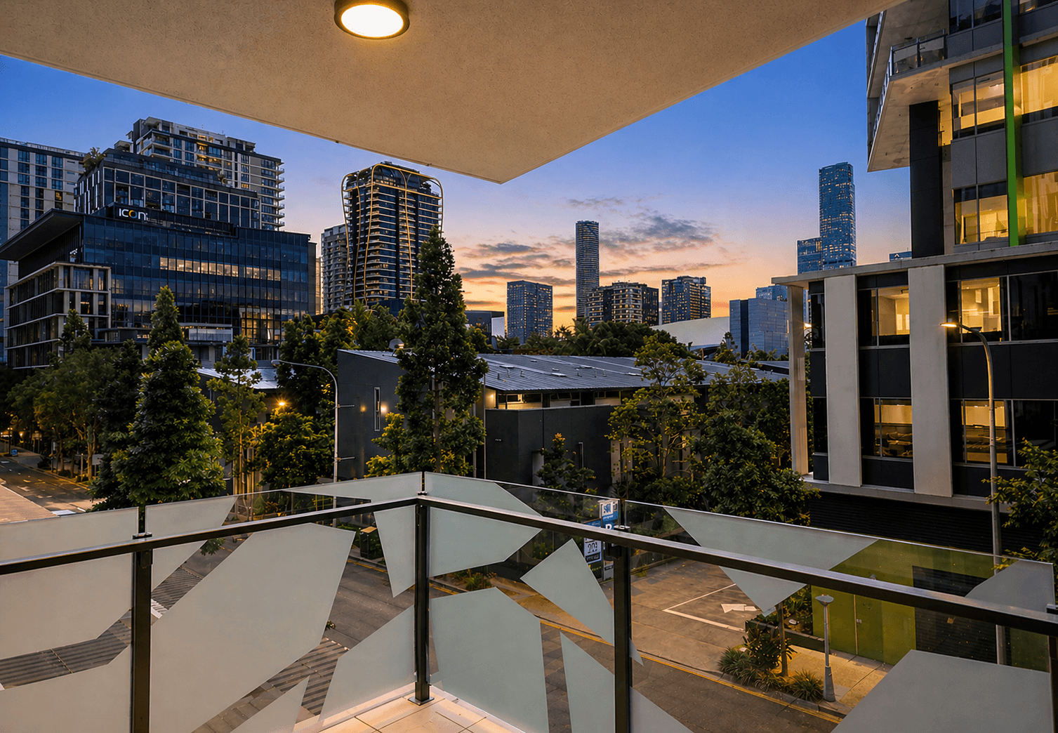 305/27 Russell Street, South Brisbane — photo 1 of 5