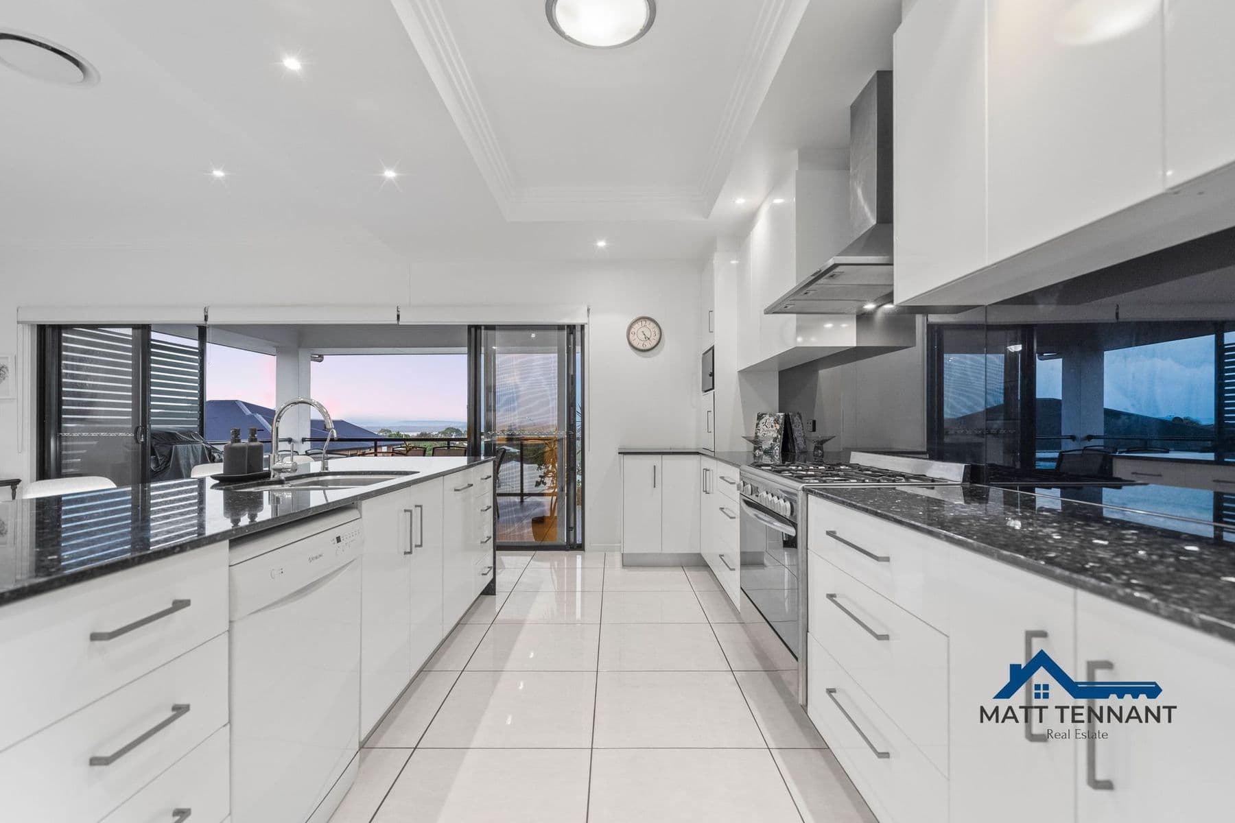 2 Bribie Close, Redland Bay — photo 4 of 5