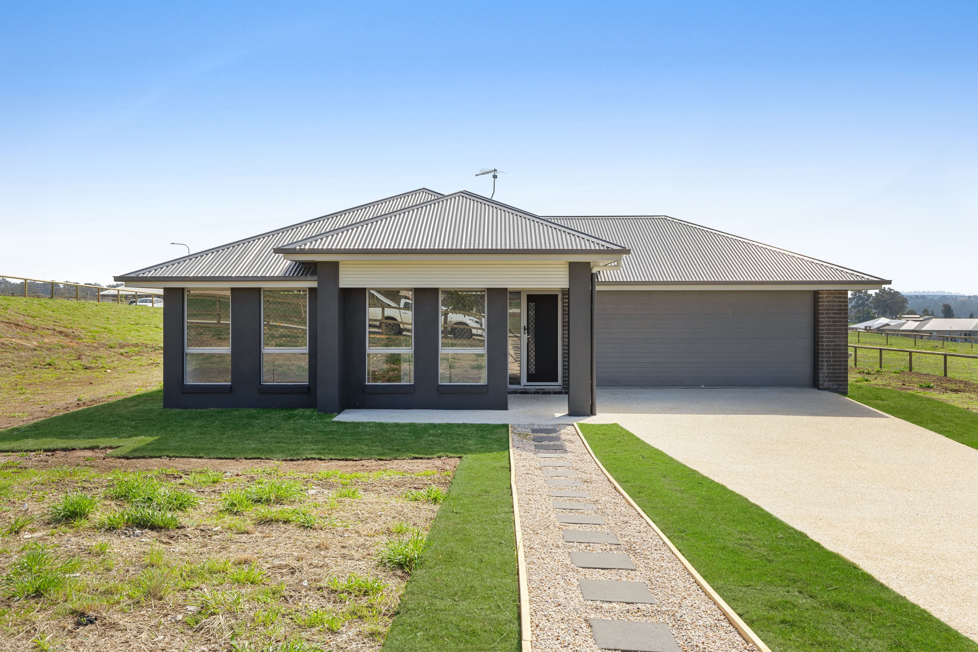 7 Aquila Dr / 2 Wisdom St, Meringandan West — photo 1 of 5