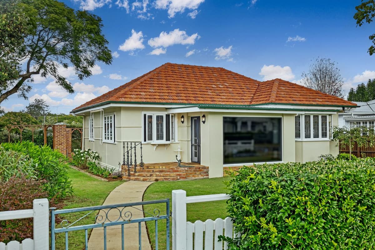4 STONEHAVEN Street, Mount Lofty — photo 1 of 5