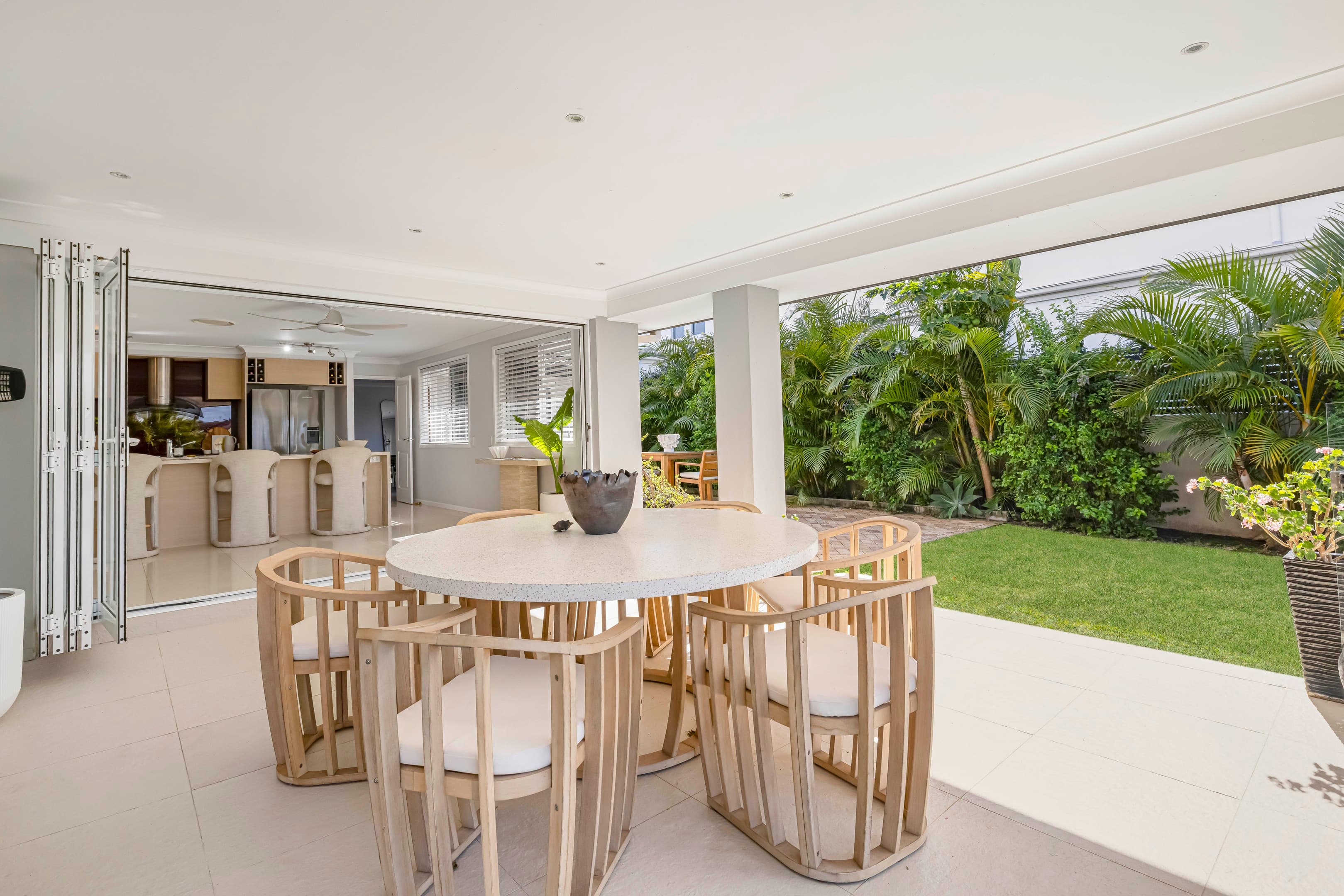 5 Nootka Court, Broadbeach Waters — photo 2 of 5