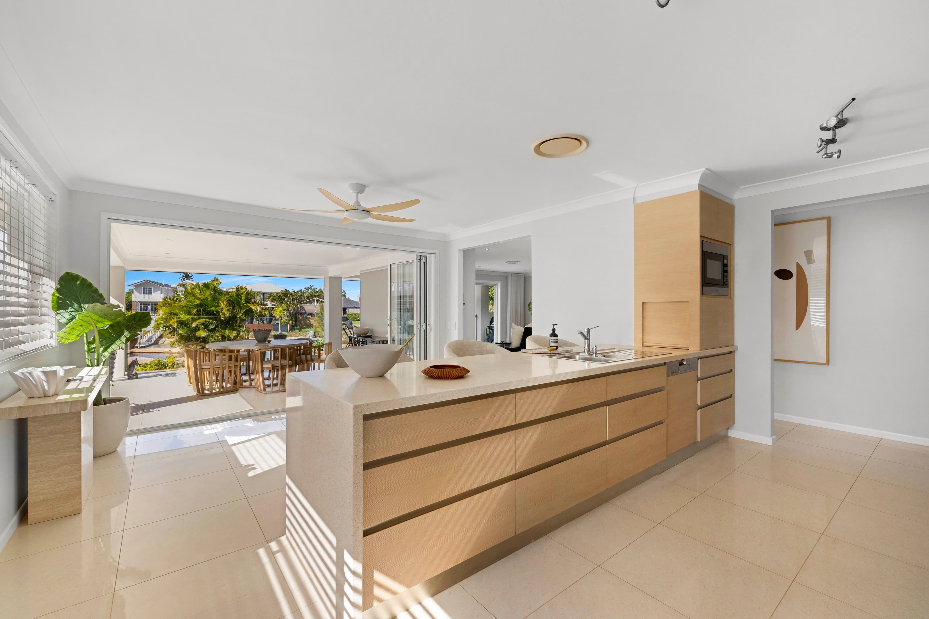 5 Nootka Court, Broadbeach Waters — photo 3 of 5