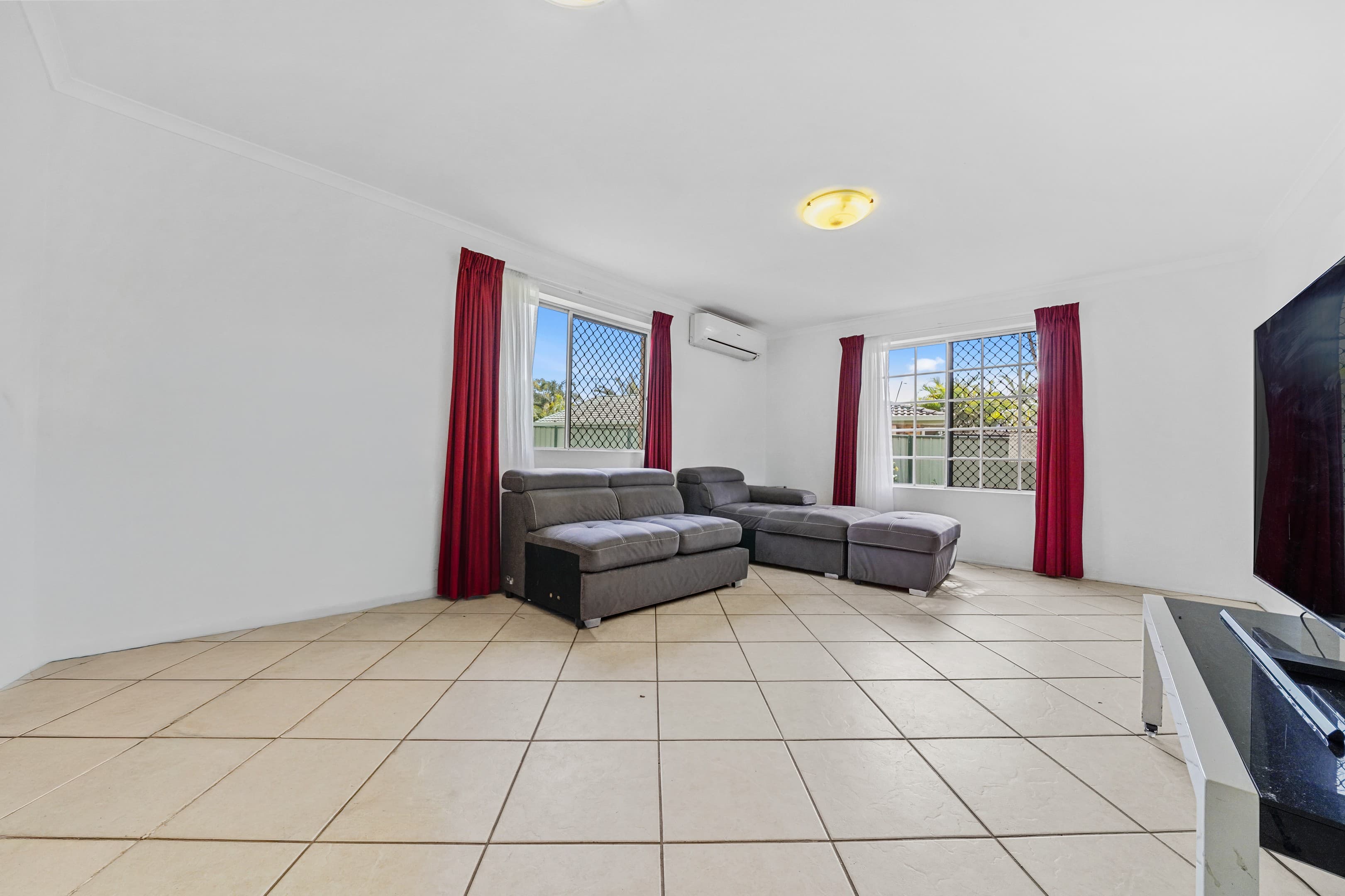 8 Lorisch Court, Mount Warren Park — photo 2 of 5