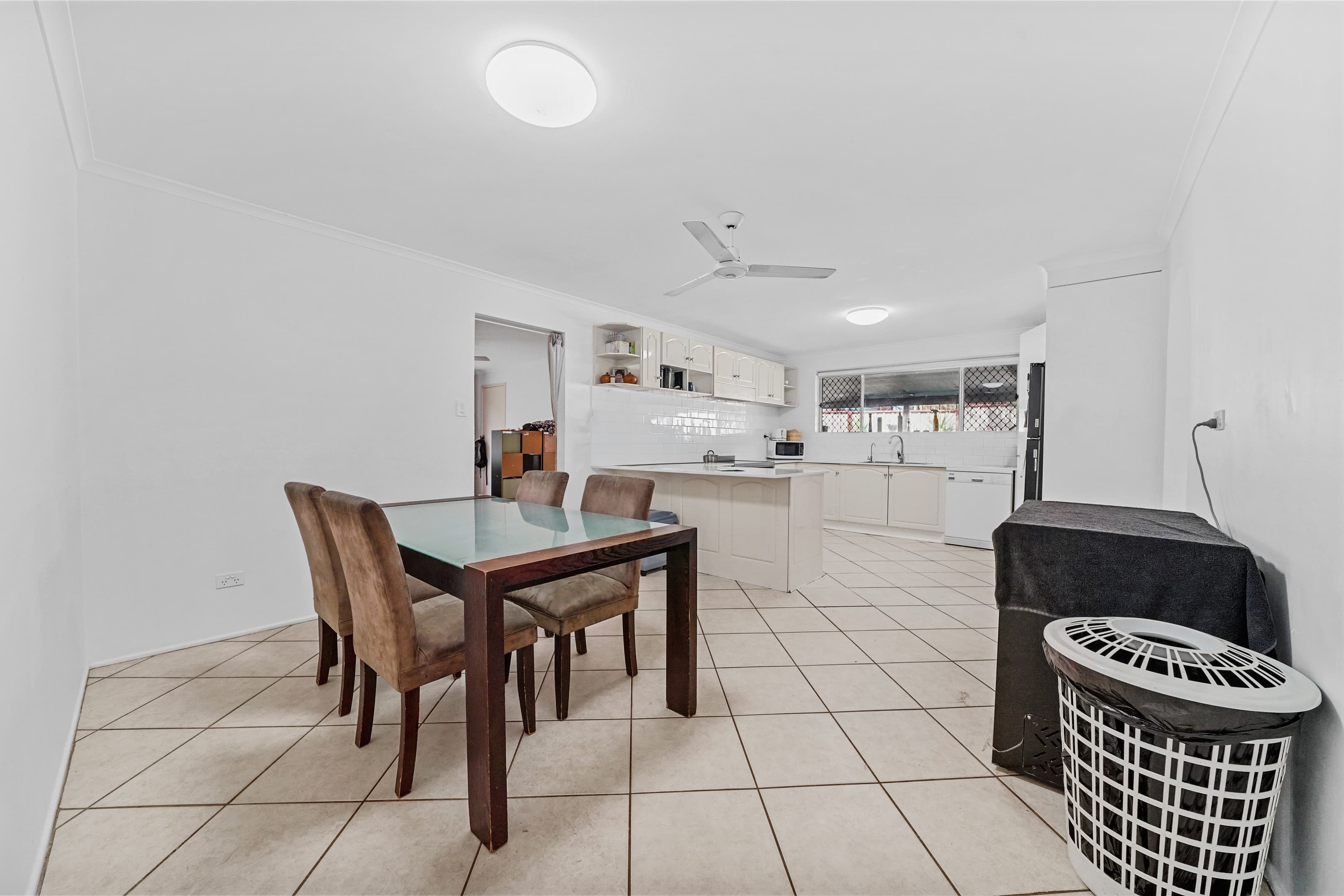 8 Lorisch Court, Mount Warren Park — photo 3 of 5