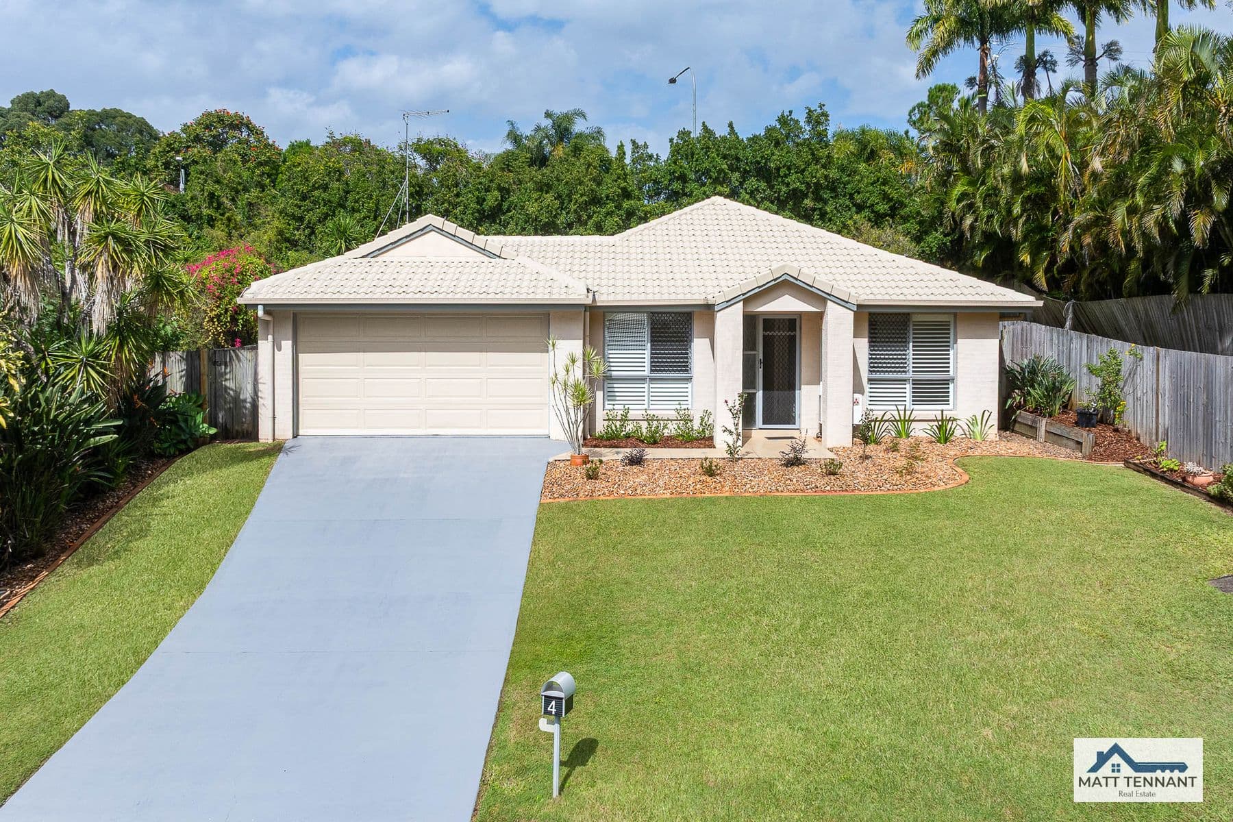 4 Saint Bees Close, Redland Bay — photo 1 of 5