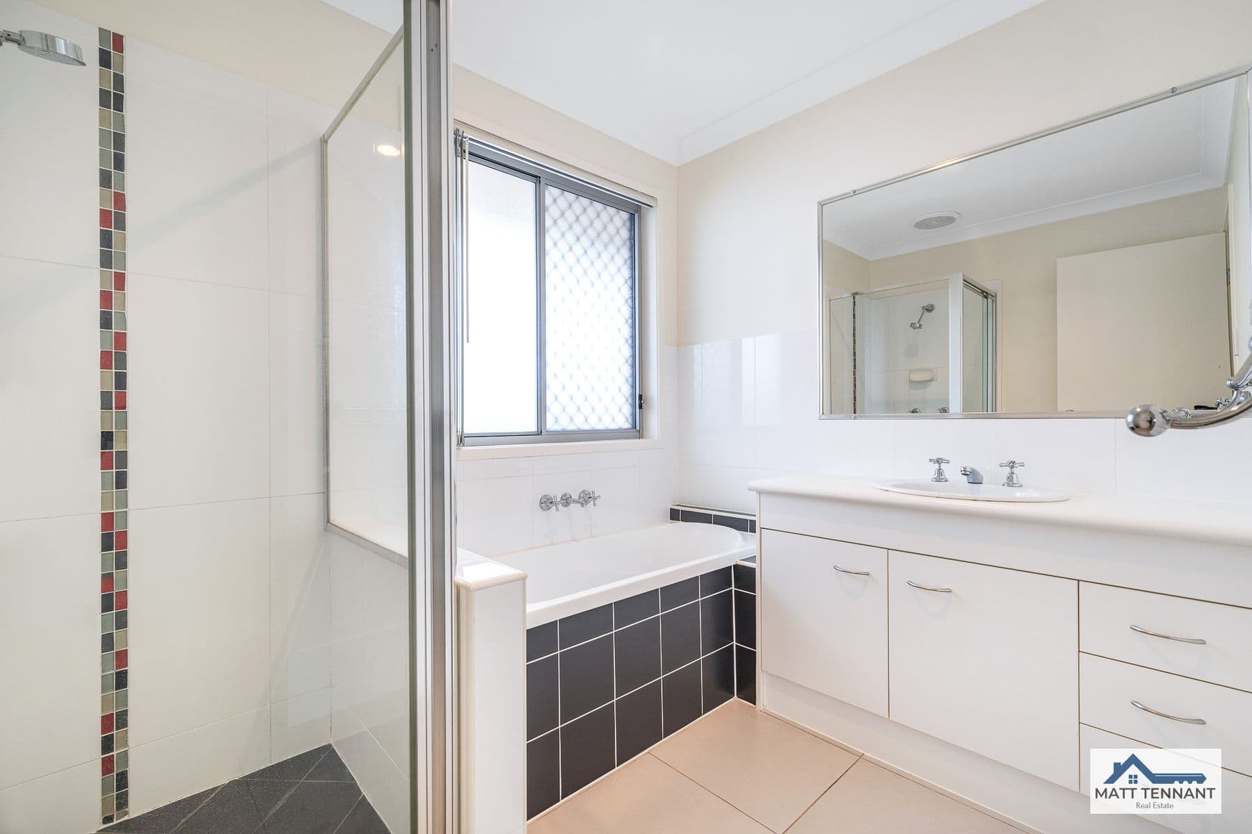 4 Saint Bees Close, Redland Bay — photo 4 of 5