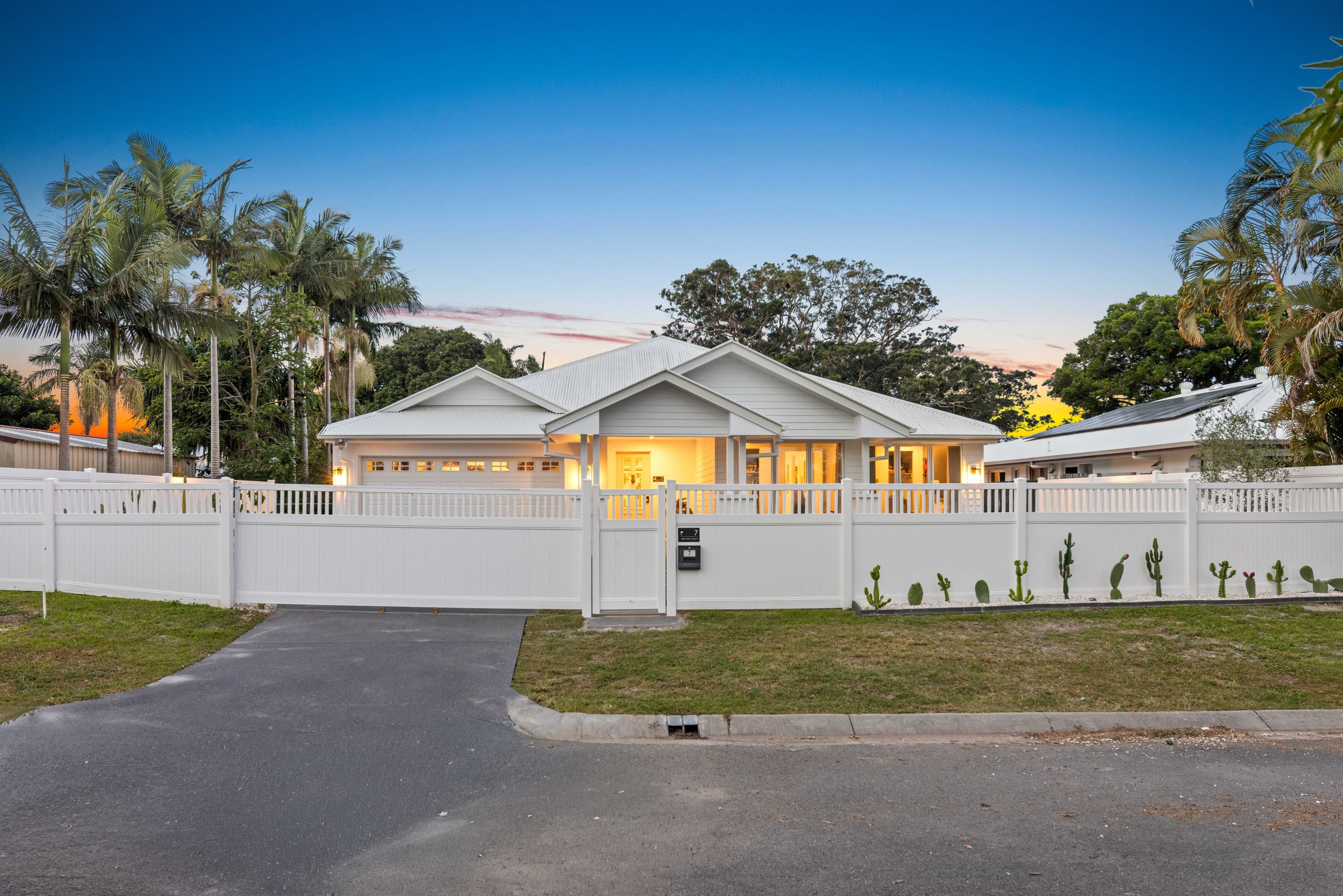7 Marine Court, Jacobs Well — photo 1 of 5