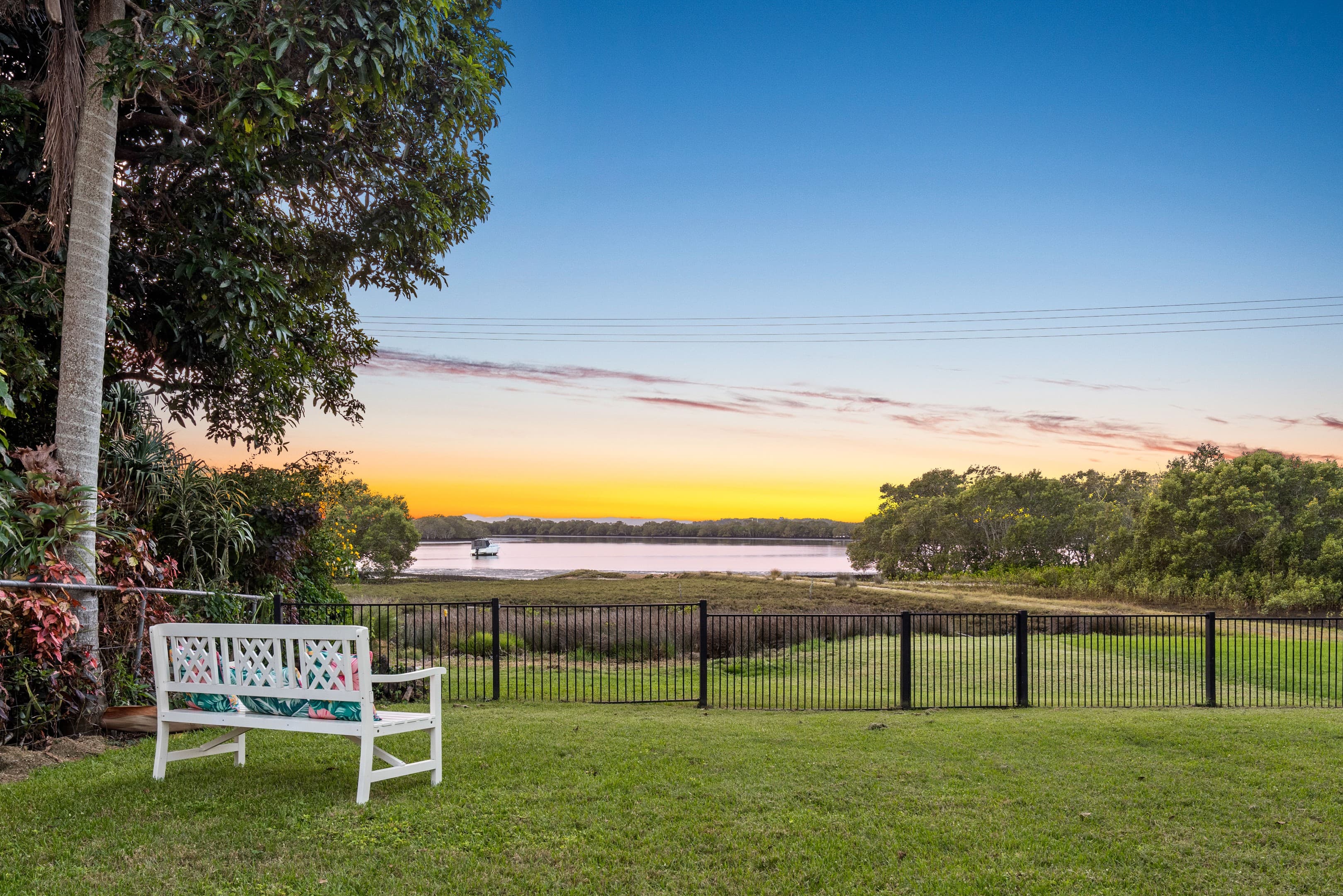 7 Marine Court, Jacobs Well — photo 2 of 5
