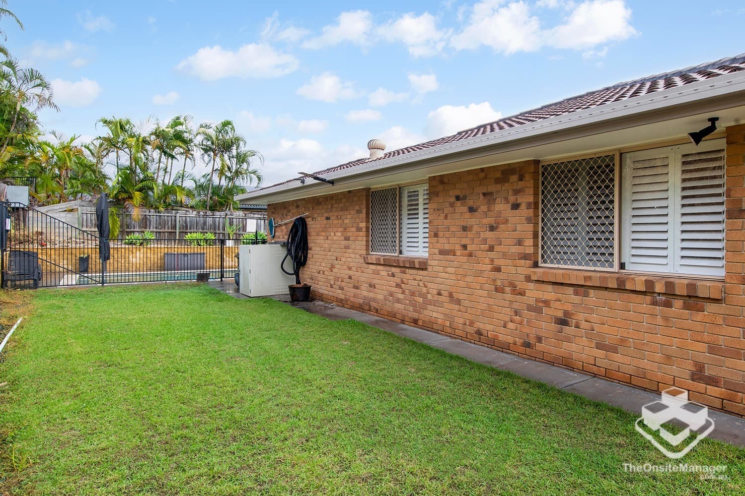 27 Lismore Drive, Helensvale — photo 3 of 5