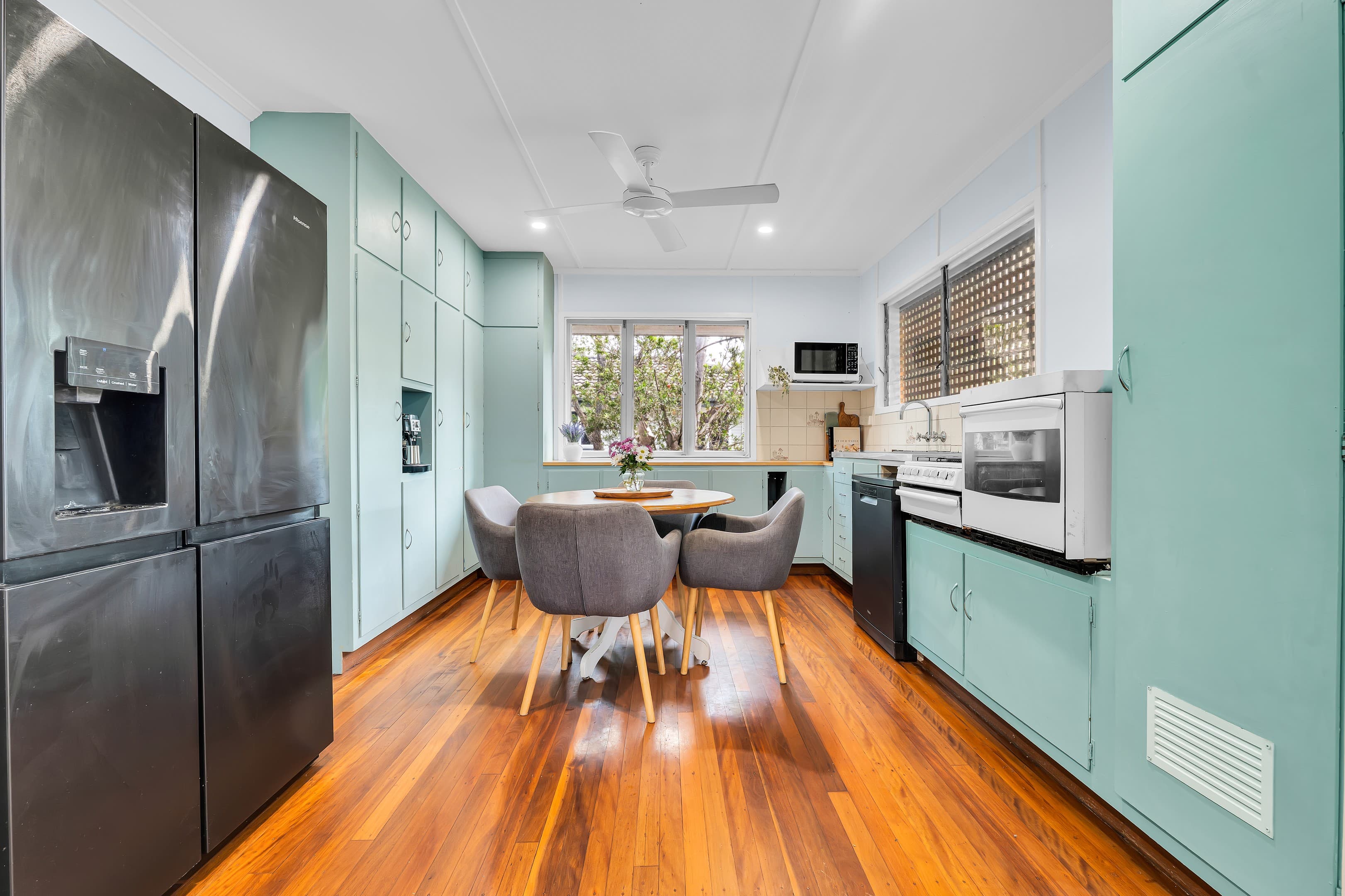 74 Roseneath Parade, Wynnum West — photo 4 of 5