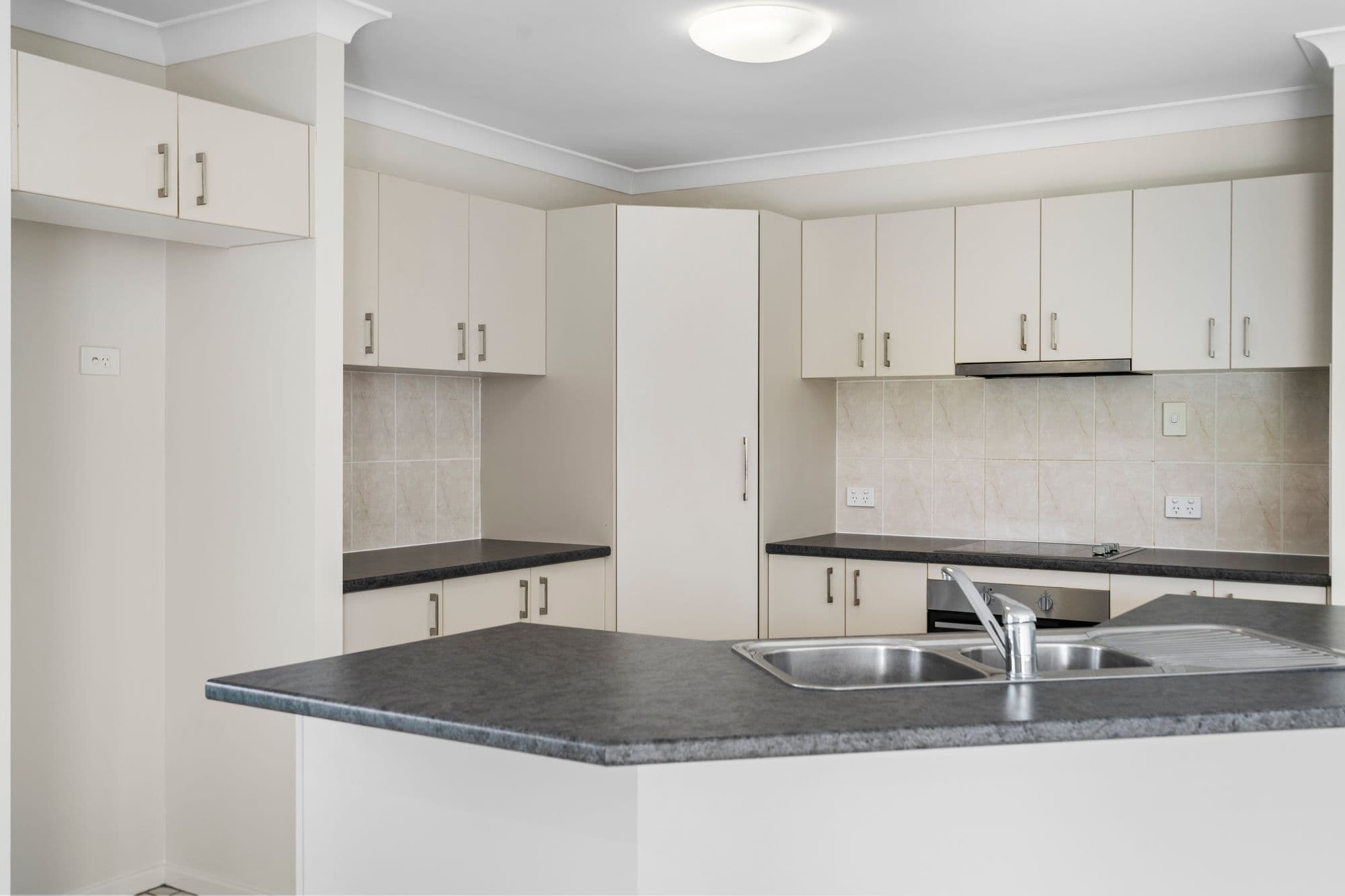 30 Griffen Place, Crestmead — photo 3 of 5
