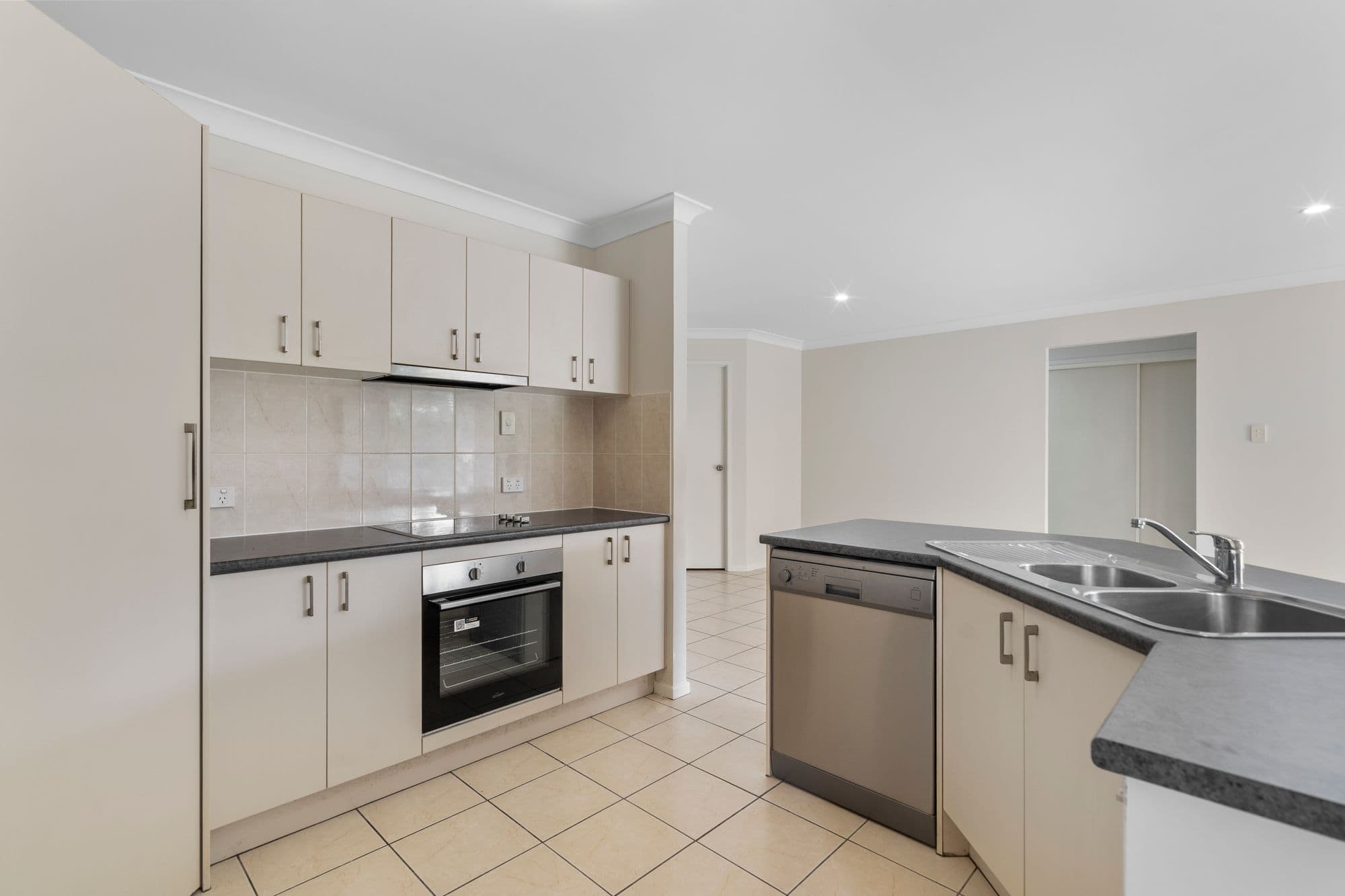 30 Griffen Place, Crestmead — photo 4 of 5