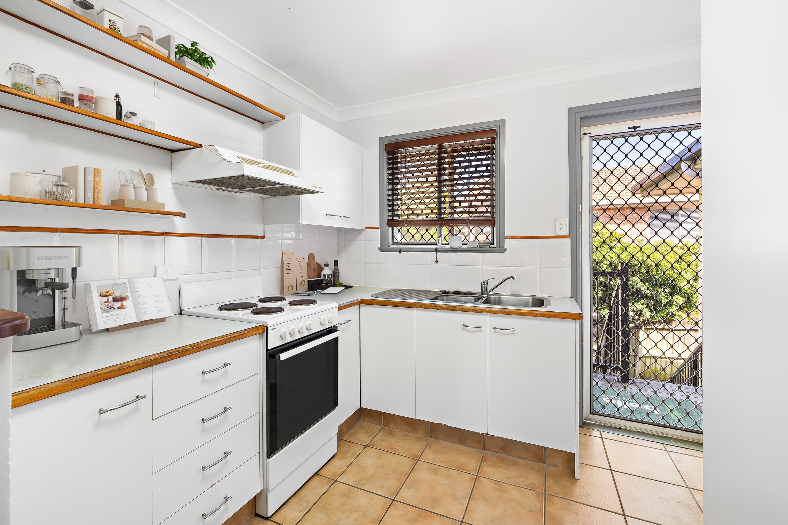 3/100 Mackay Street, Coorparoo — photo 3 of 5