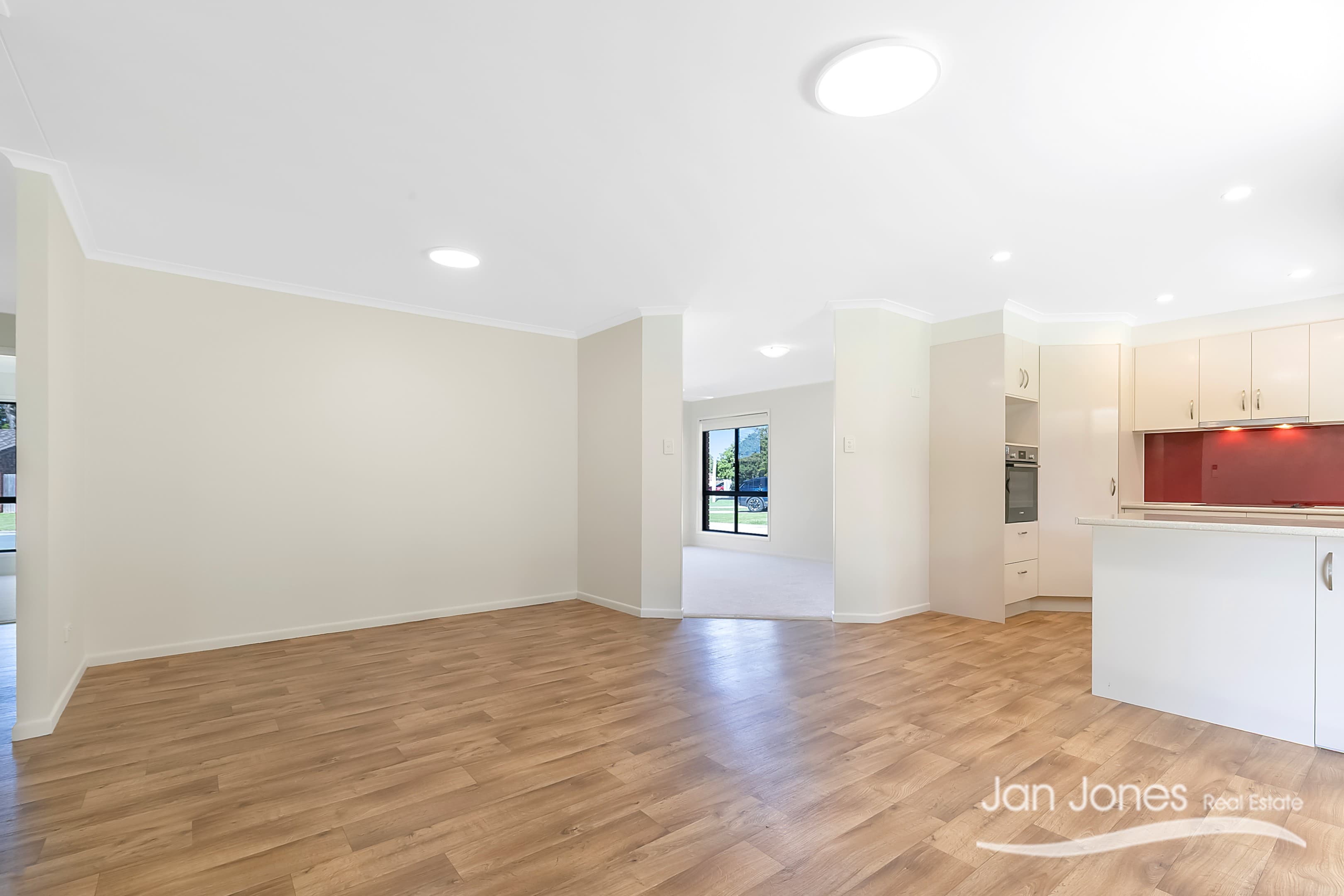 8 Tasman Court, Kippa-Ring — photo 4 of 11