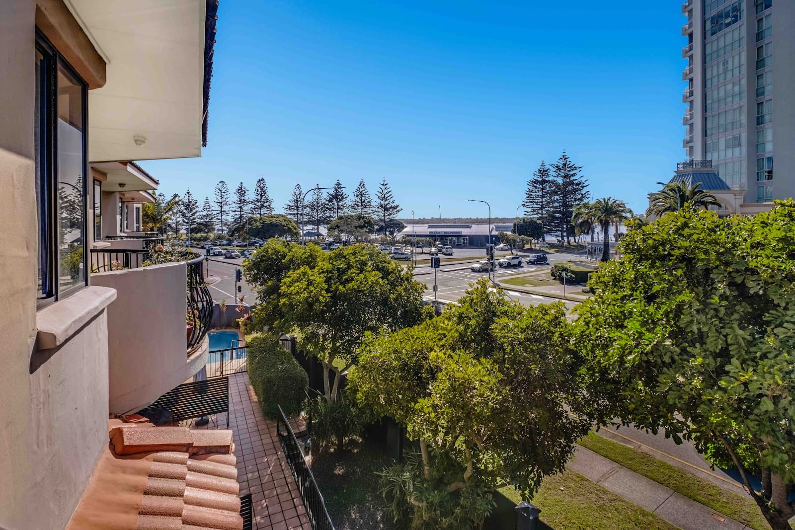 14/2 Broad Street, Labrador — photo 3 of 5