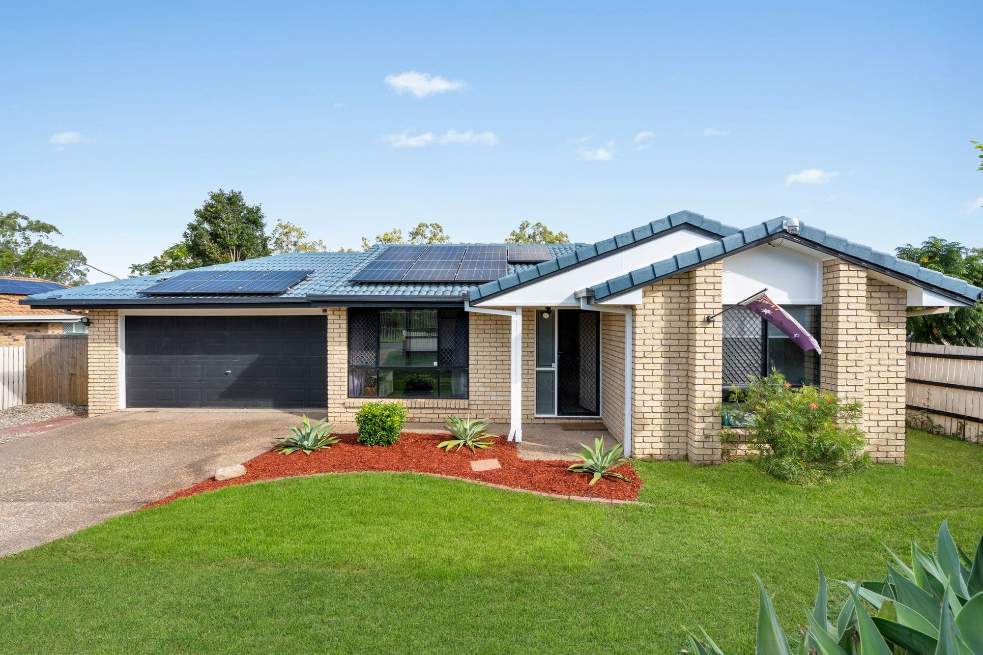 4 Riseborough Crescent, Crestmead — photo 1 of 5