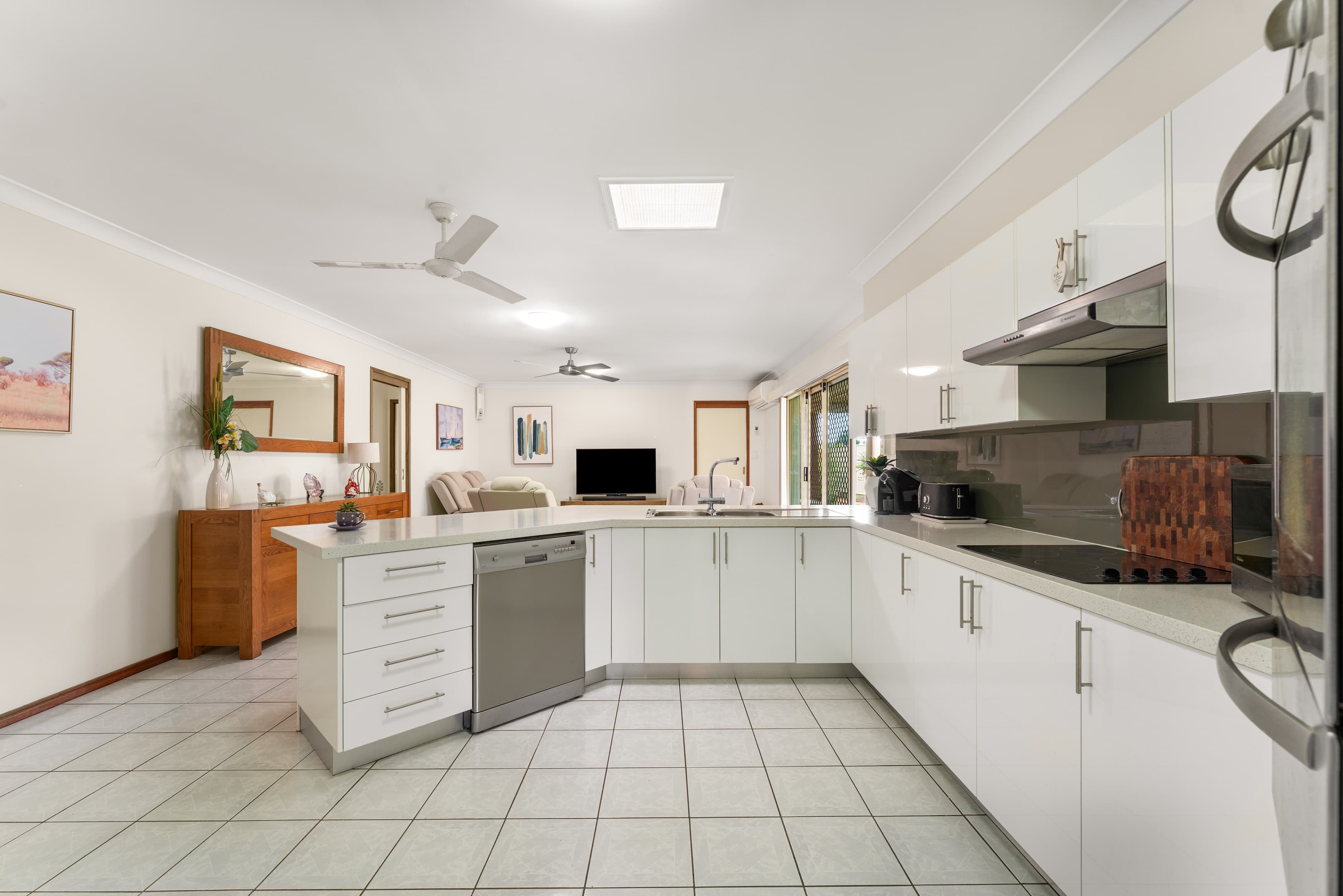 4 Escaut Close, Sunnybank Hills — photo 3 of 5