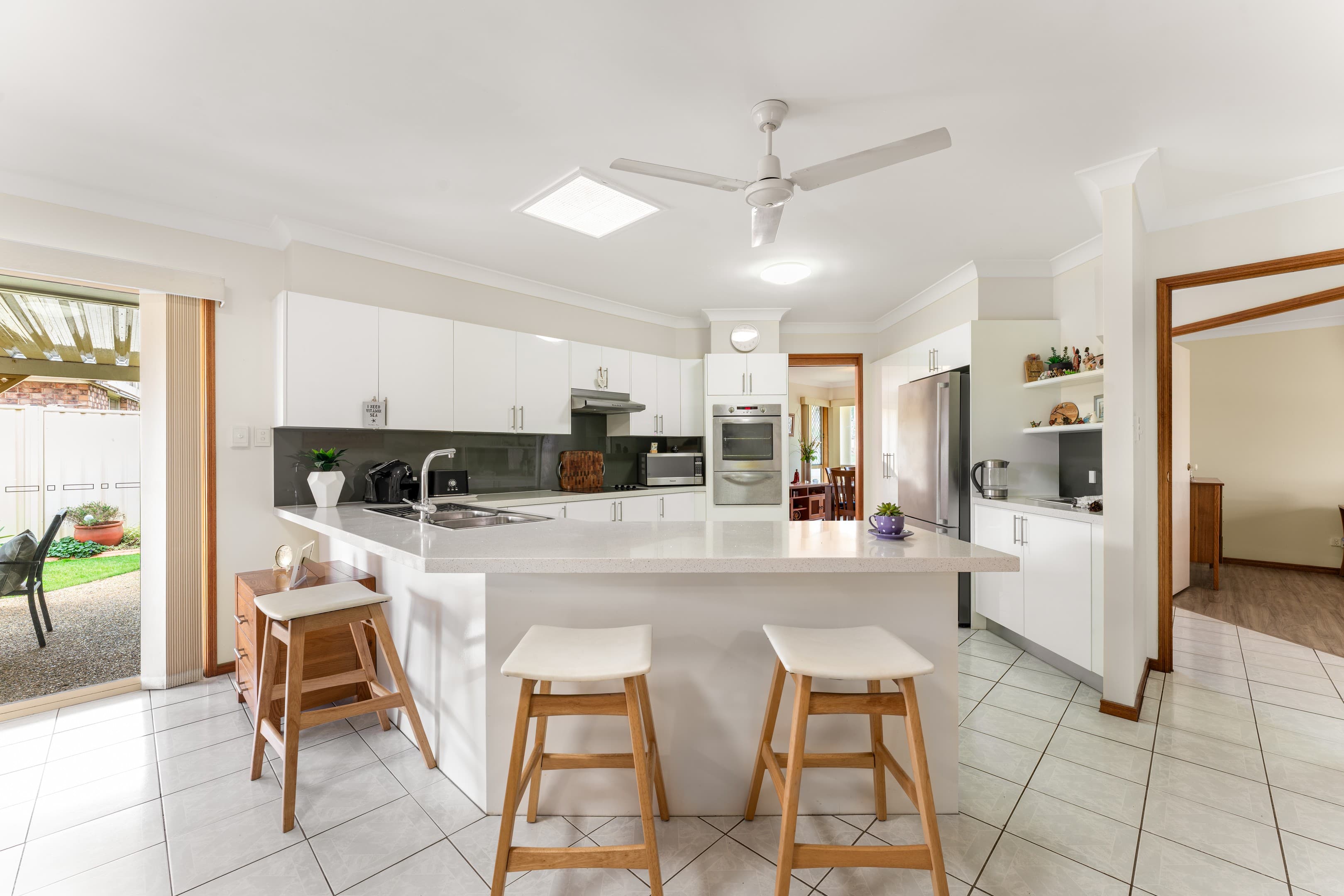 4 Escaut Close, Sunnybank Hills — photo 4 of 5