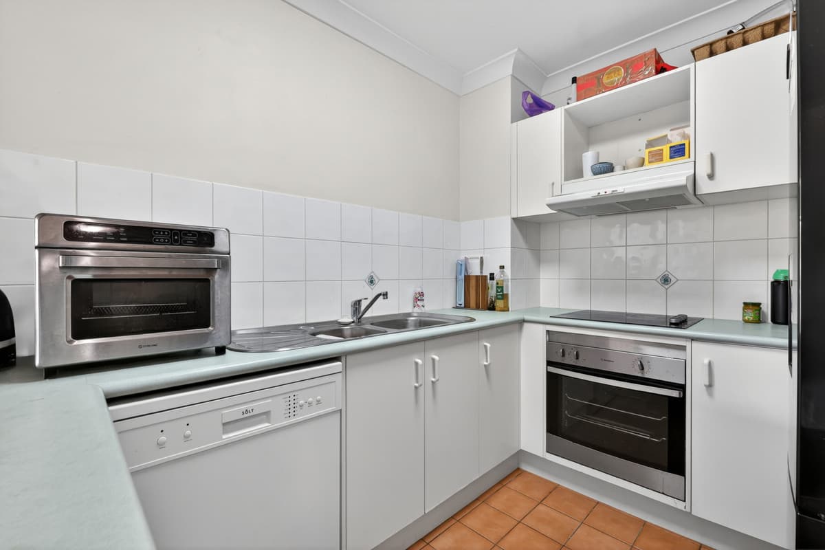 18/45 Pohlman Street, Southport — photo 4 of 5